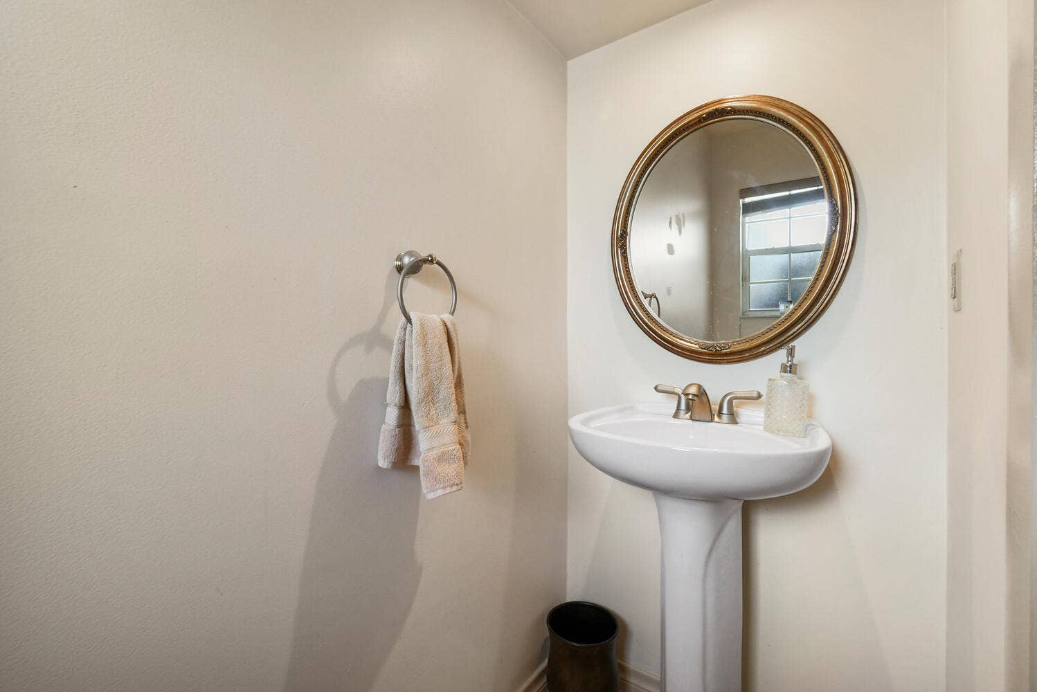5266 Sapphire Valley, Boca Raton, FL 33486 Conveniently located on the main floor, this well-appointed powder room offers added comfort and functionality for guests, featuring an elegant pedestal sink, updated fixtures, and a clean, inviting design.