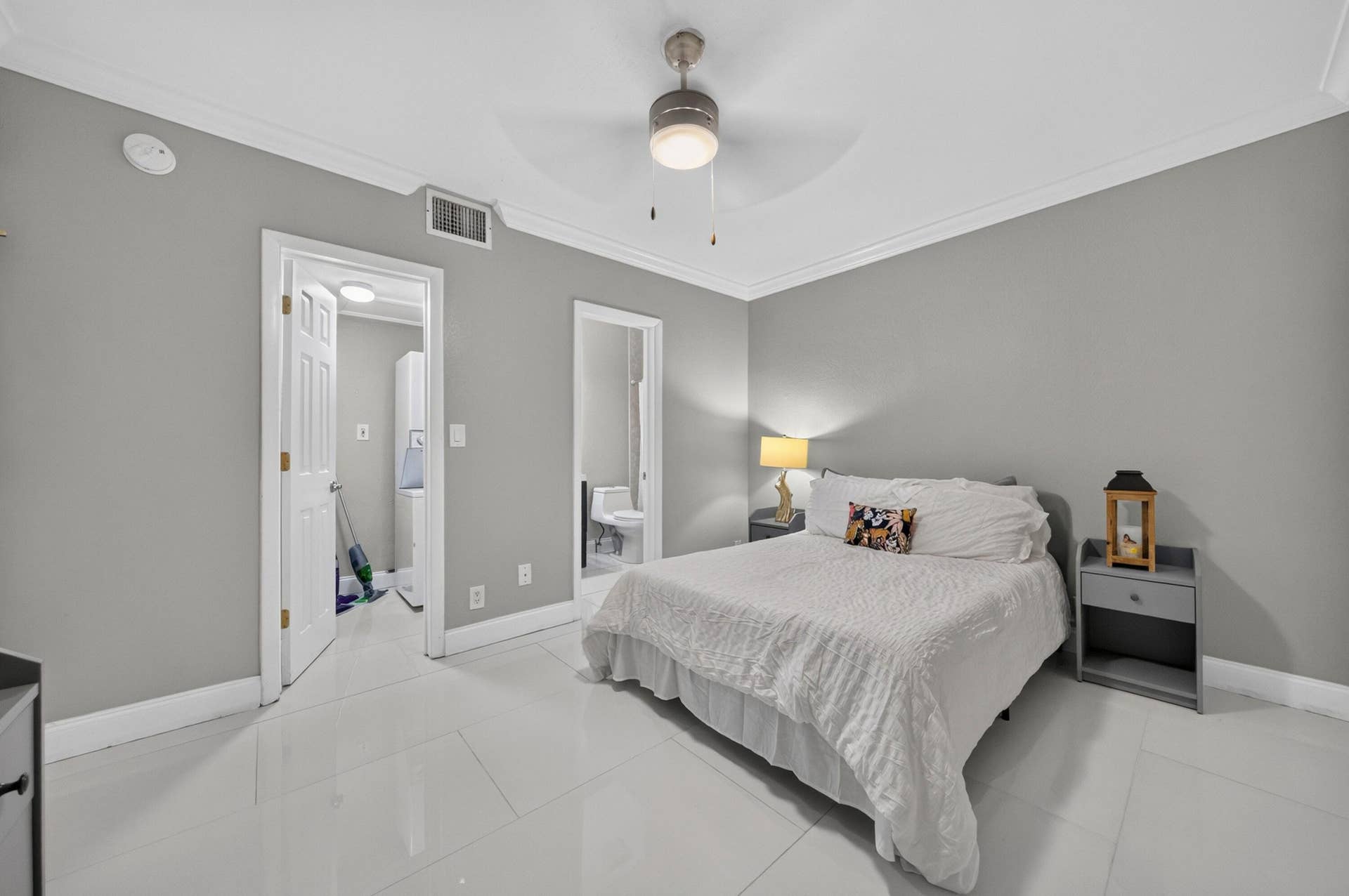 024-009-Bedroom-4000x2658