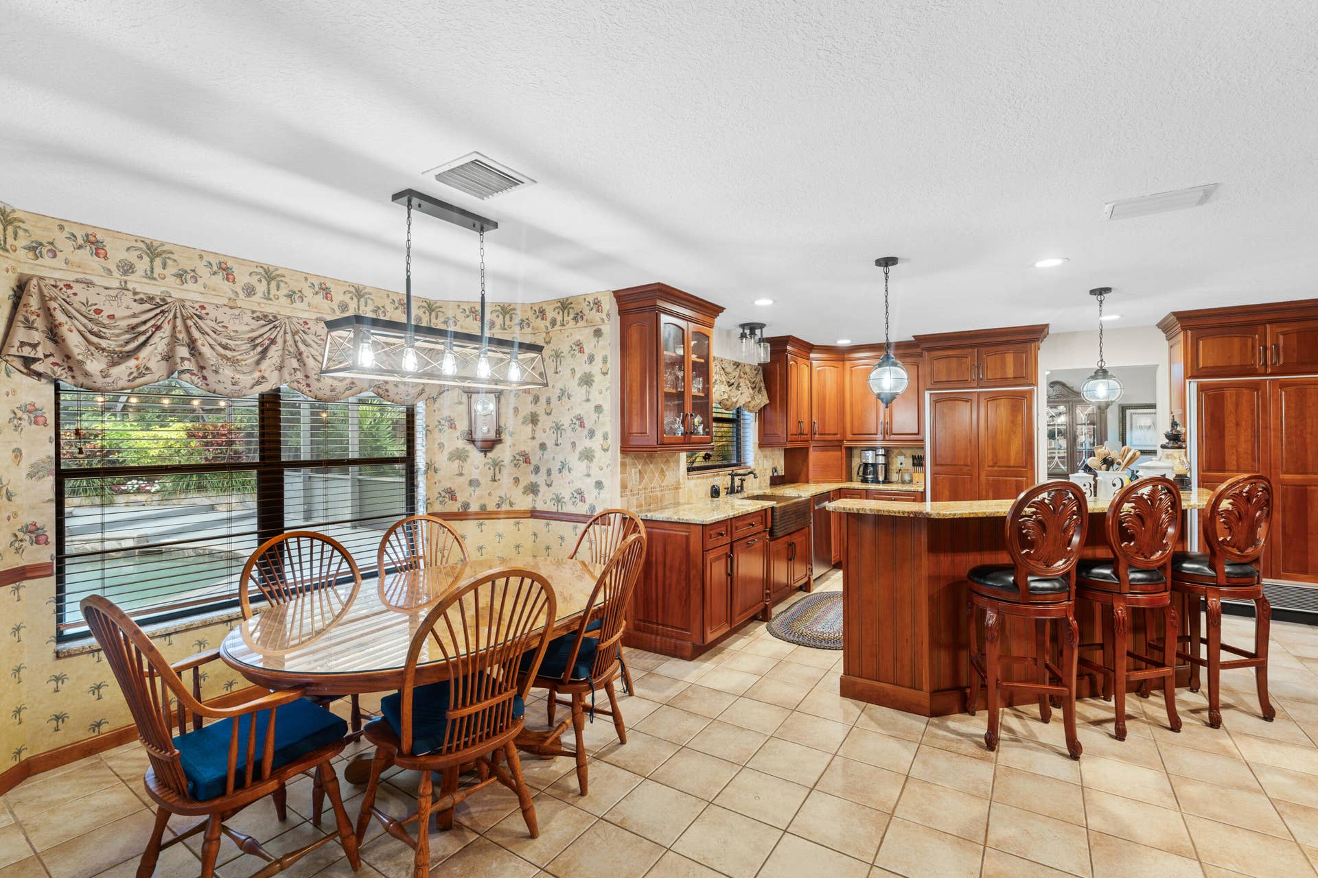 Eat-in kitchen with bar
