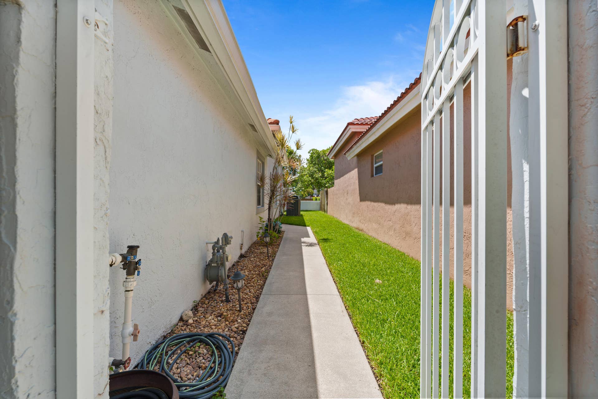 13452 NW 5th Court, Plantation, FL 33325 Enterance walkway