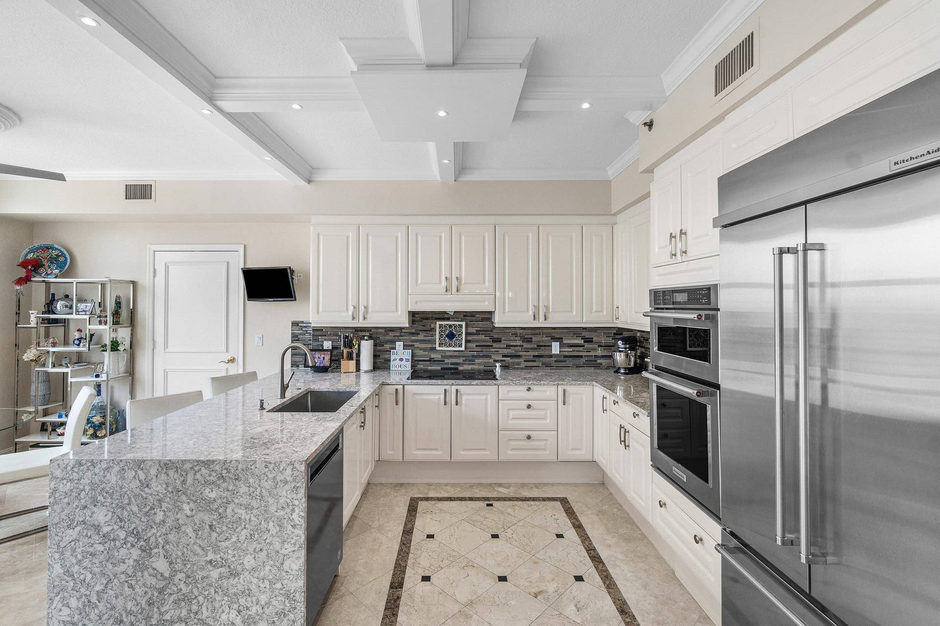 KITCHEN WITH BREAKFAST BAR