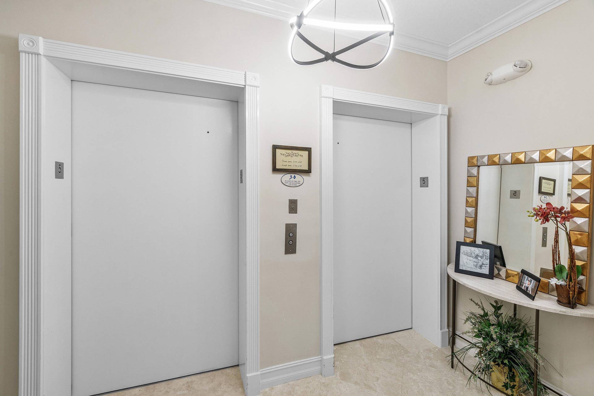 PRIVATE VESTIBULE!