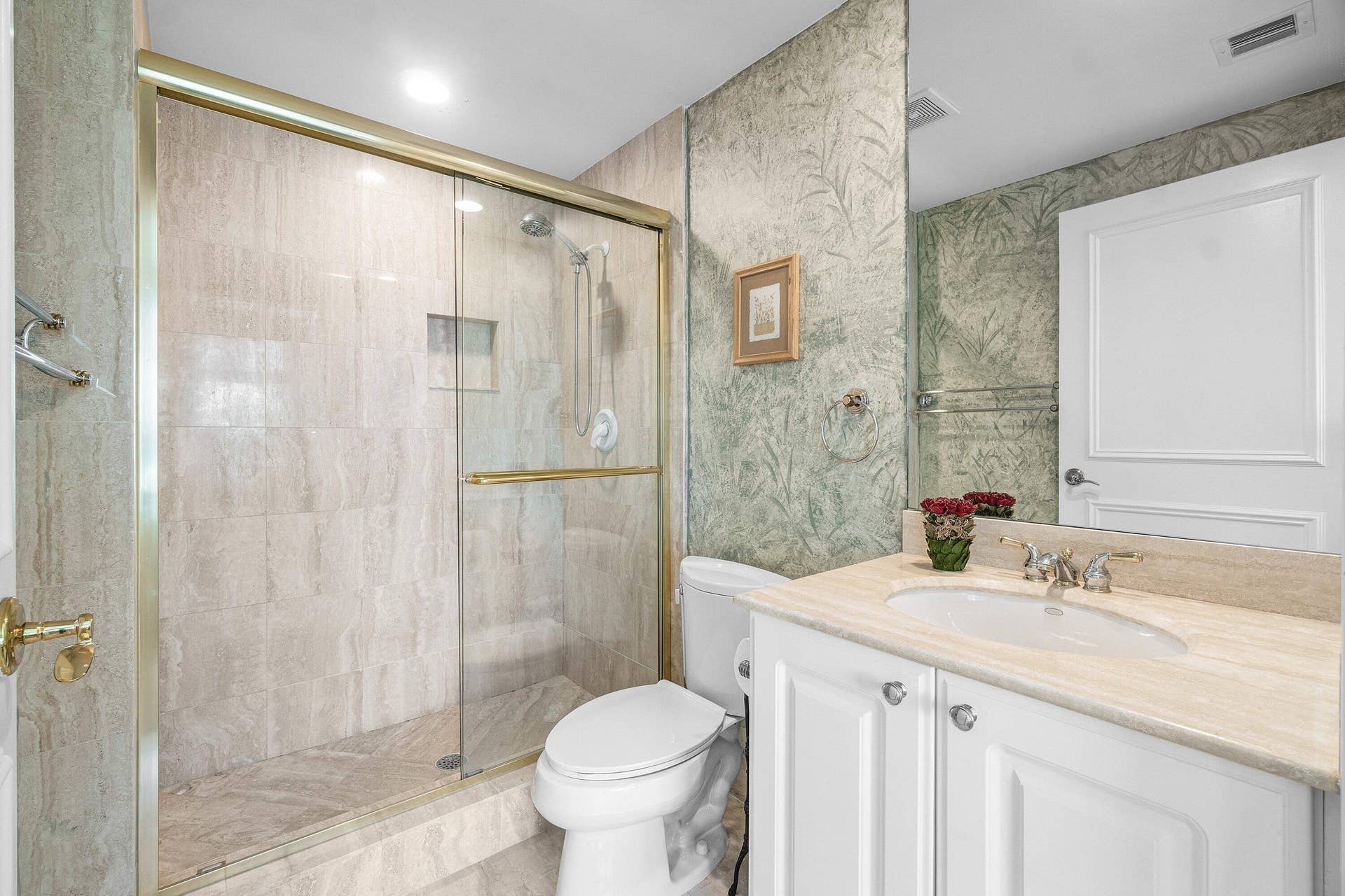 EN SUITE BATHROOM AND LARGE WALK IN CLOSET