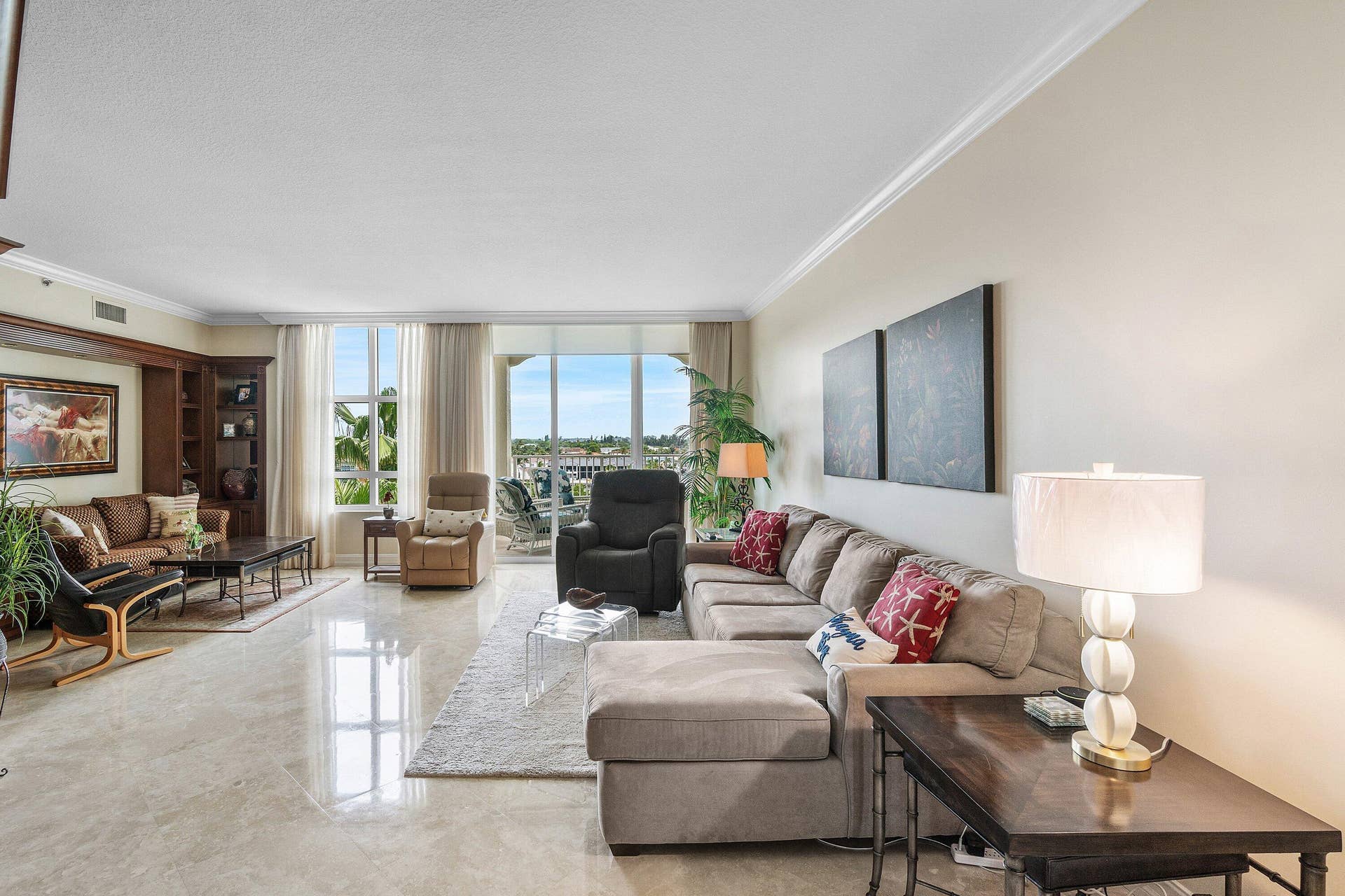 SPACIOUS LIVING ROOM WITH 9 FOOT CEILINGS