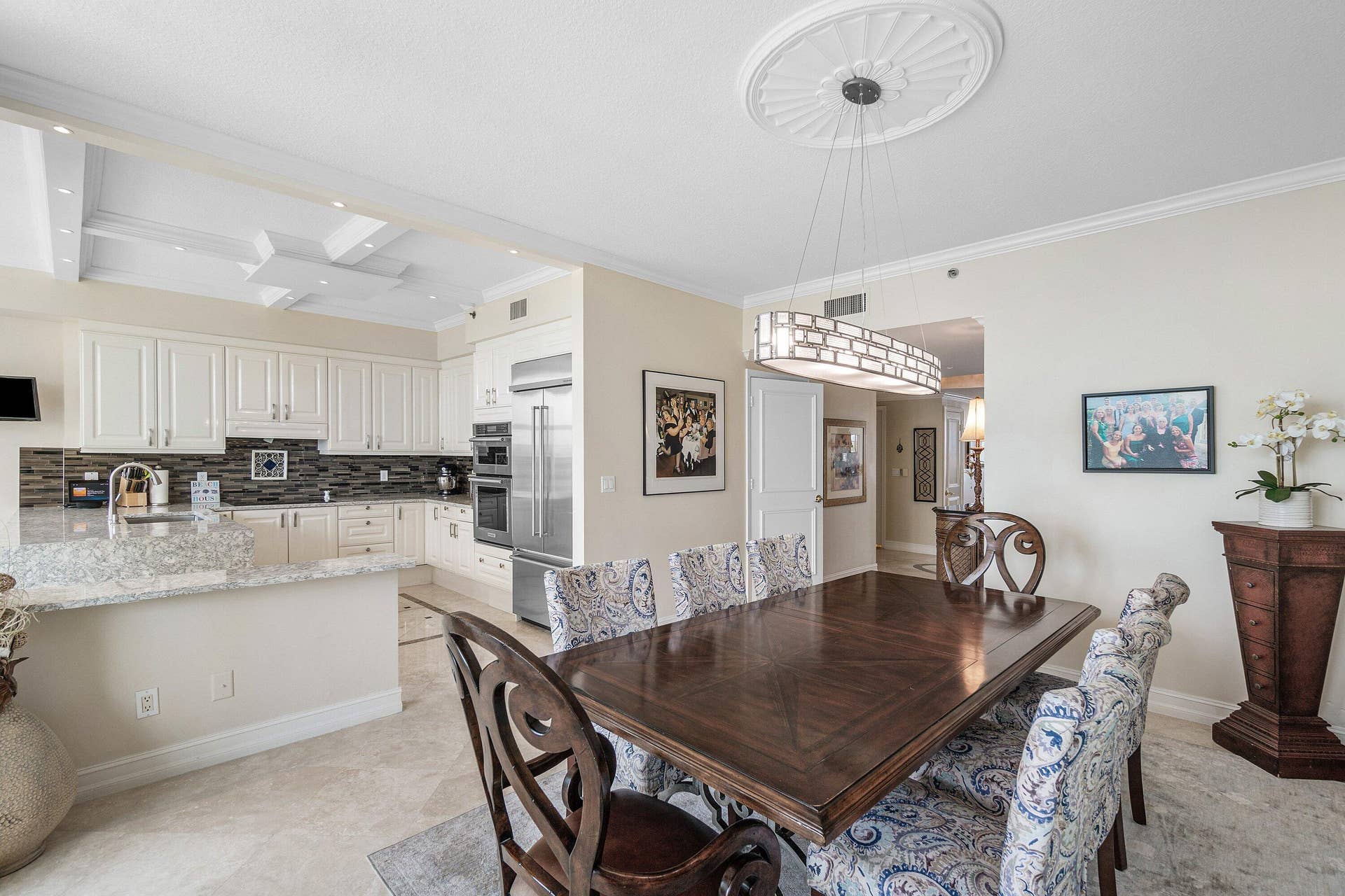 DINING ROOM OPEN TO KICHEN PERFECT FOR ENTERTAINING!