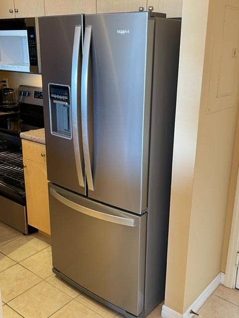 616 Clearwater Park Road, #1207, West Palm Beach, FL 33401 FRENCH DOOR REFRIGERATOR WITH ICE/WATER