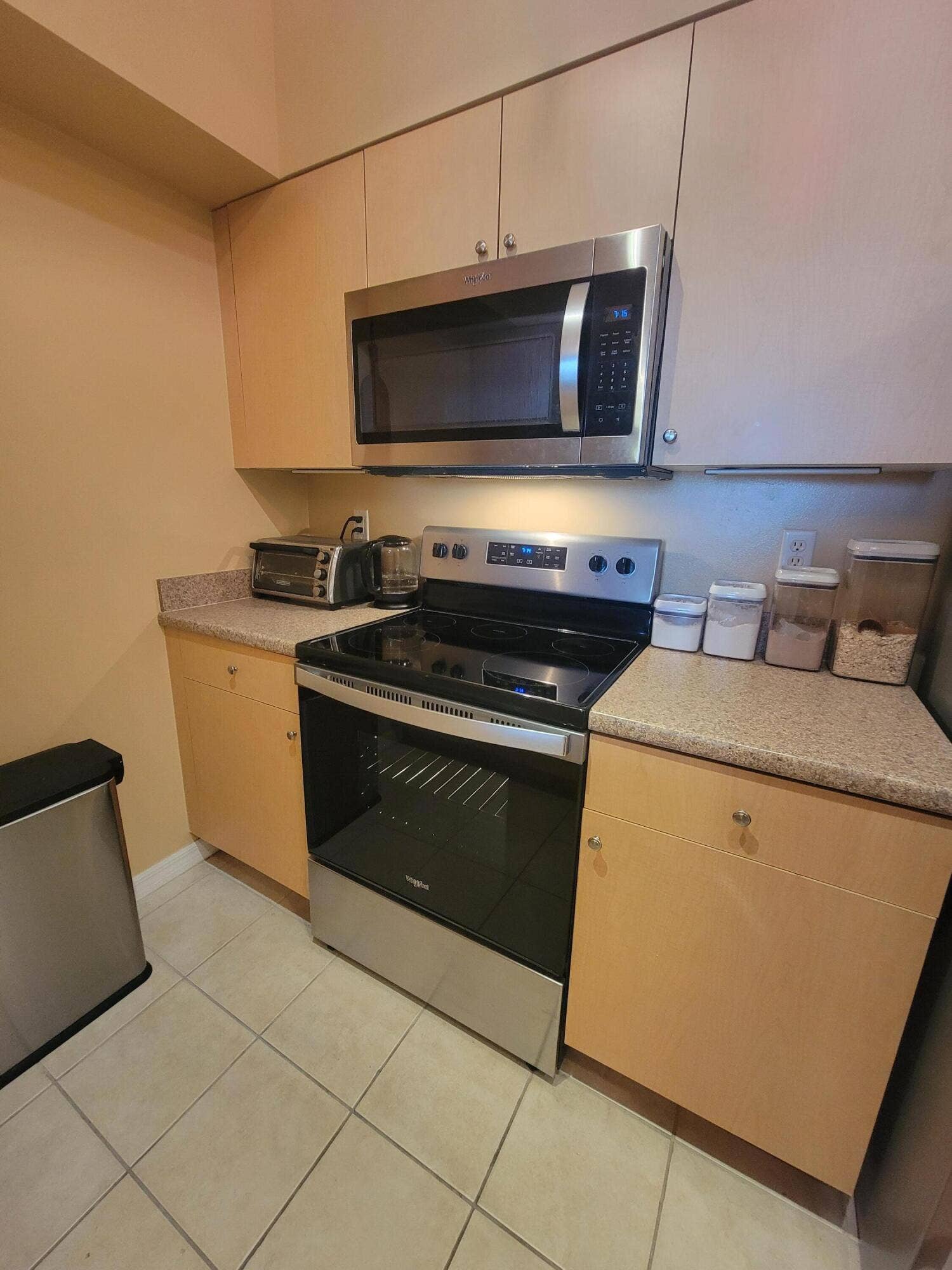 616 Clearwater Park Road, #1207, West Palm Beach, FL 33401 KITCHEN SIDE VIEW