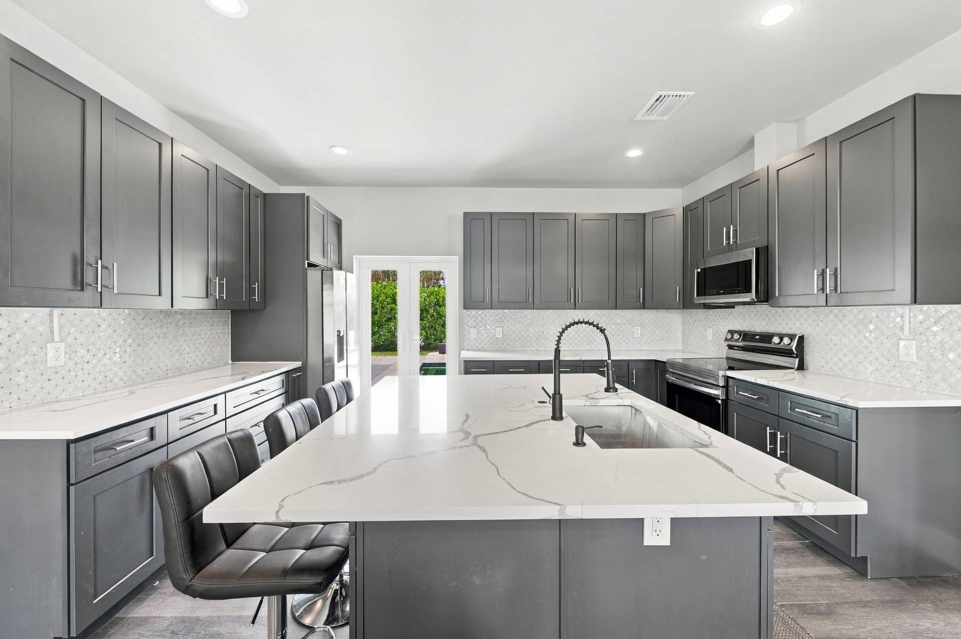 2801 NE 2nd Avenue, Wilton Manors, FL 33334 Oversized Island