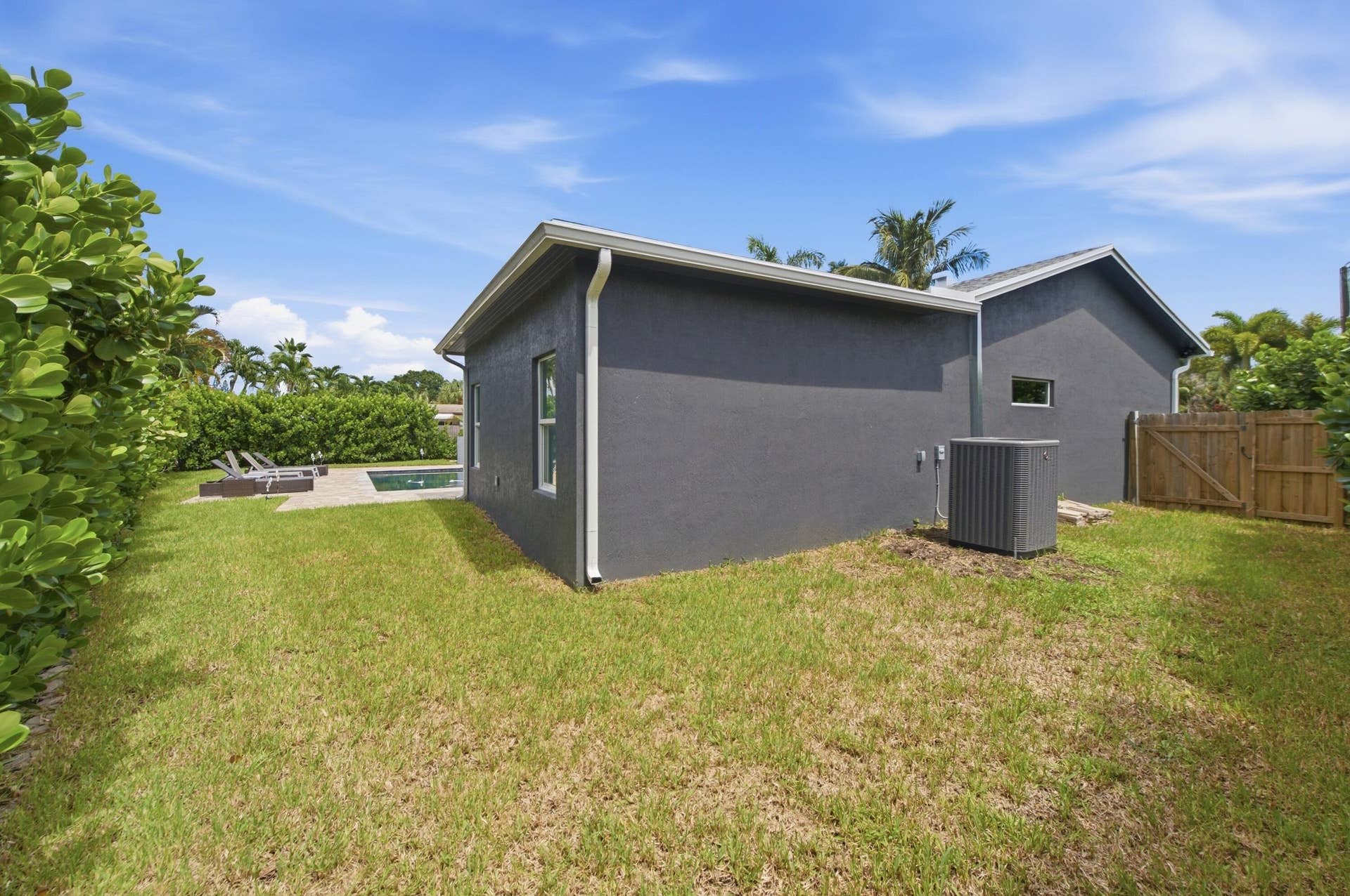 2801 NE 2nd Avenue, Wilton Manors, FL 33334 Private fenced in yard for a pet.