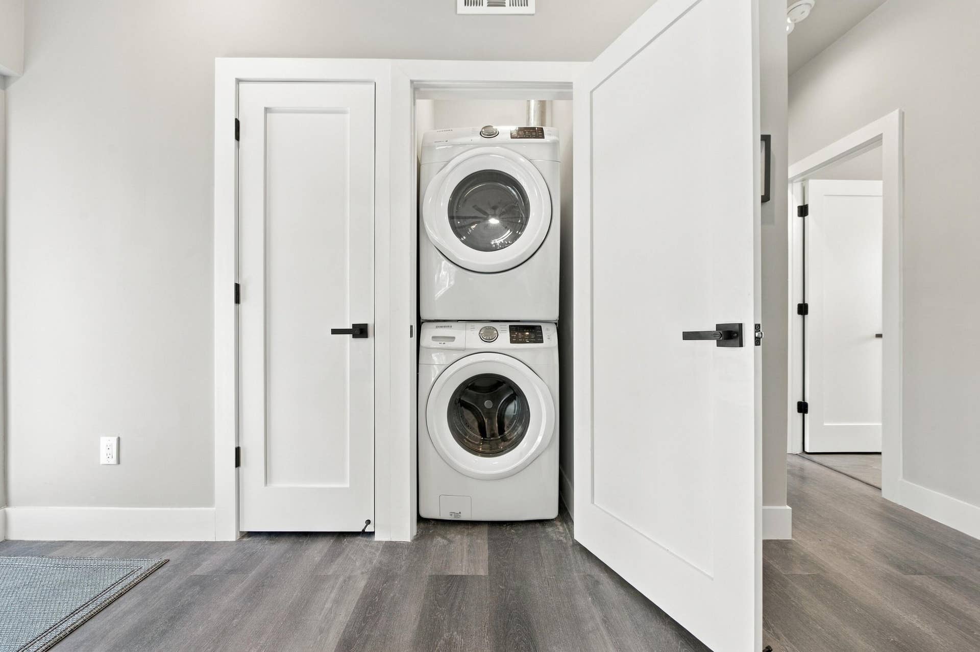 2801 NE 2nd Avenue, Wilton Manors, FL 33334 Convenient laundry area