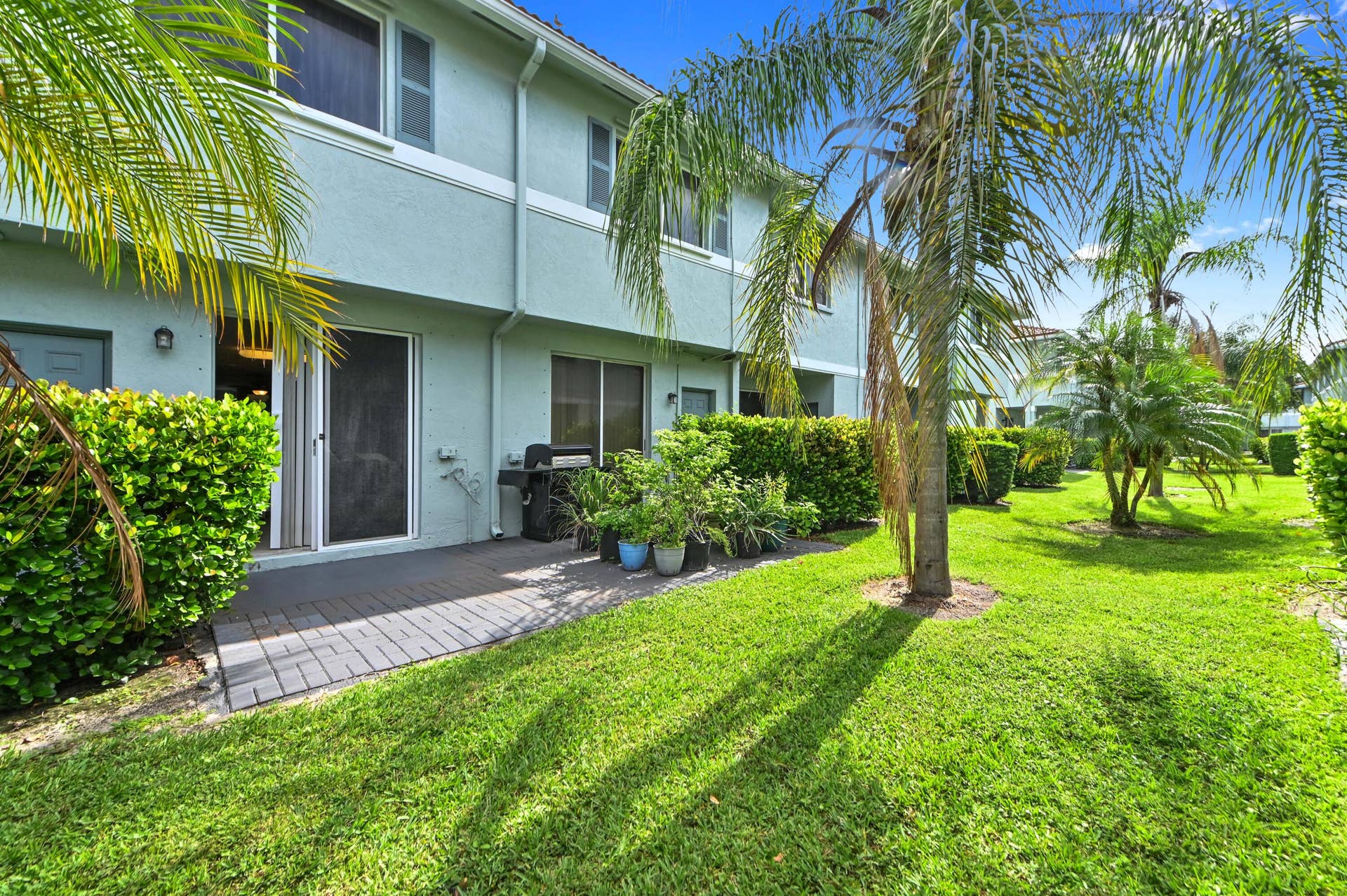 1941 Gardenia Court, Riviera Beach, FL 33404 25 rear 03