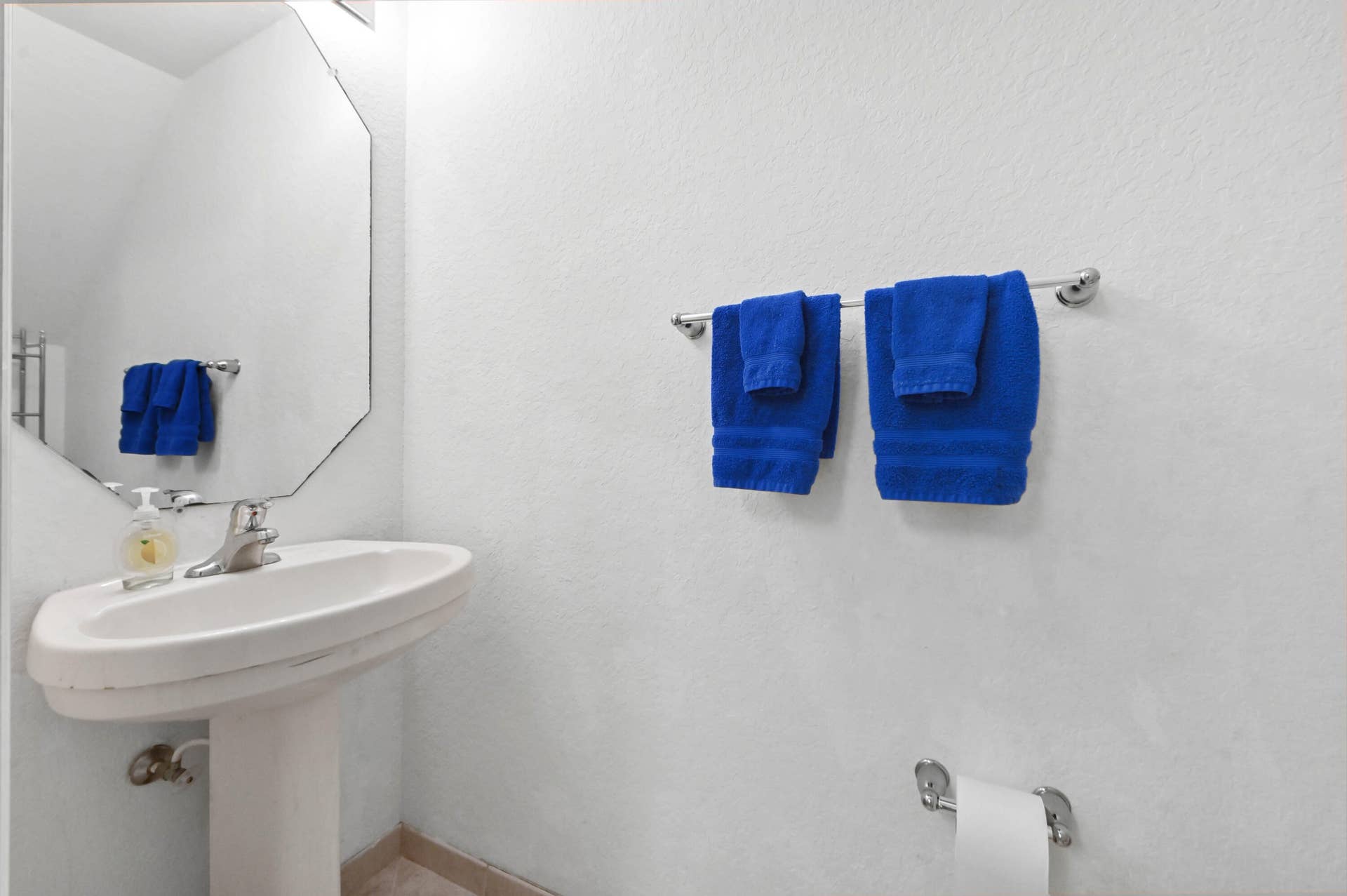 1941 Gardenia Court, Riviera Beach, FL 33404 07 Bathroom 01