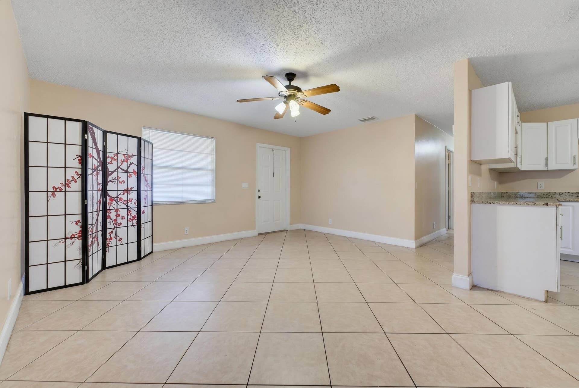 1525 W 17th Street, Riviera Beach, FL 33404 Woolf_1525_W_17th_declutter (5)