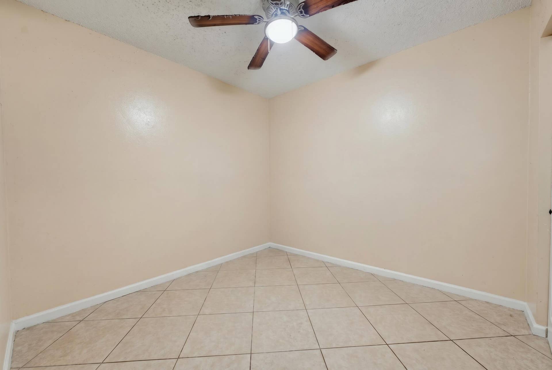1525 W 17th Street, Riviera Beach, FL 33404 Woolf_1525_W_17th_declutter (3)