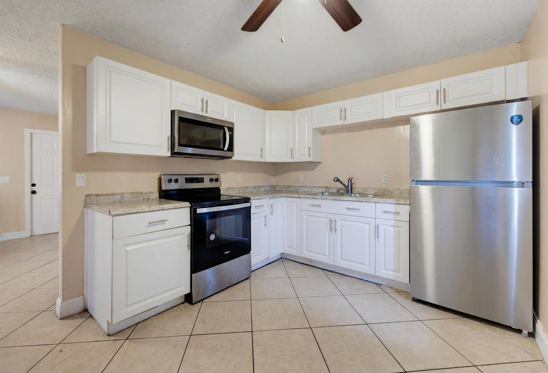 1525 W 17th Street, Riviera Beach, FL 33404 Woolf_1525_W_17th_declutter (10)