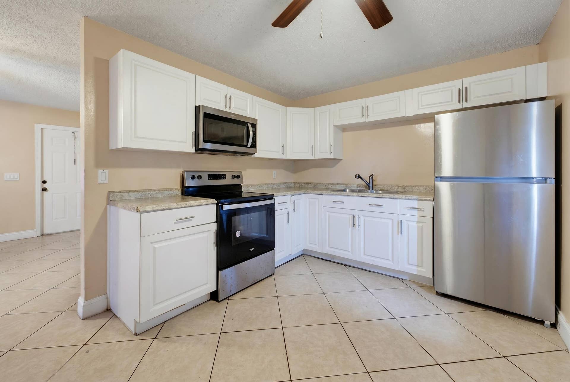 1525 W 17th Street, Riviera Beach, FL 33404 Woolf_1525_W_17th_declutter (7)