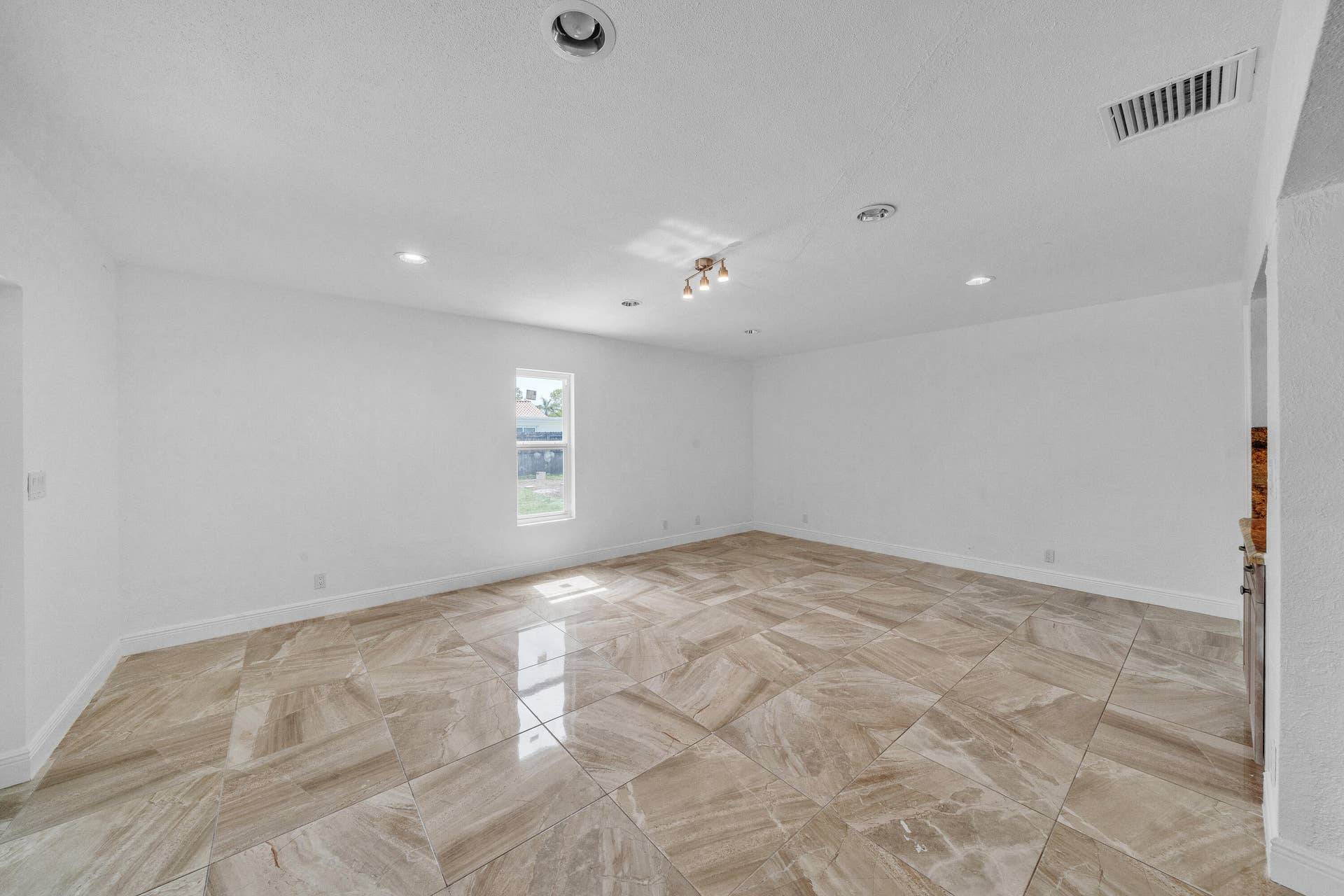 1941 SW 73rd Avenue, Plantation, FL 33317 13 Family Area (2)