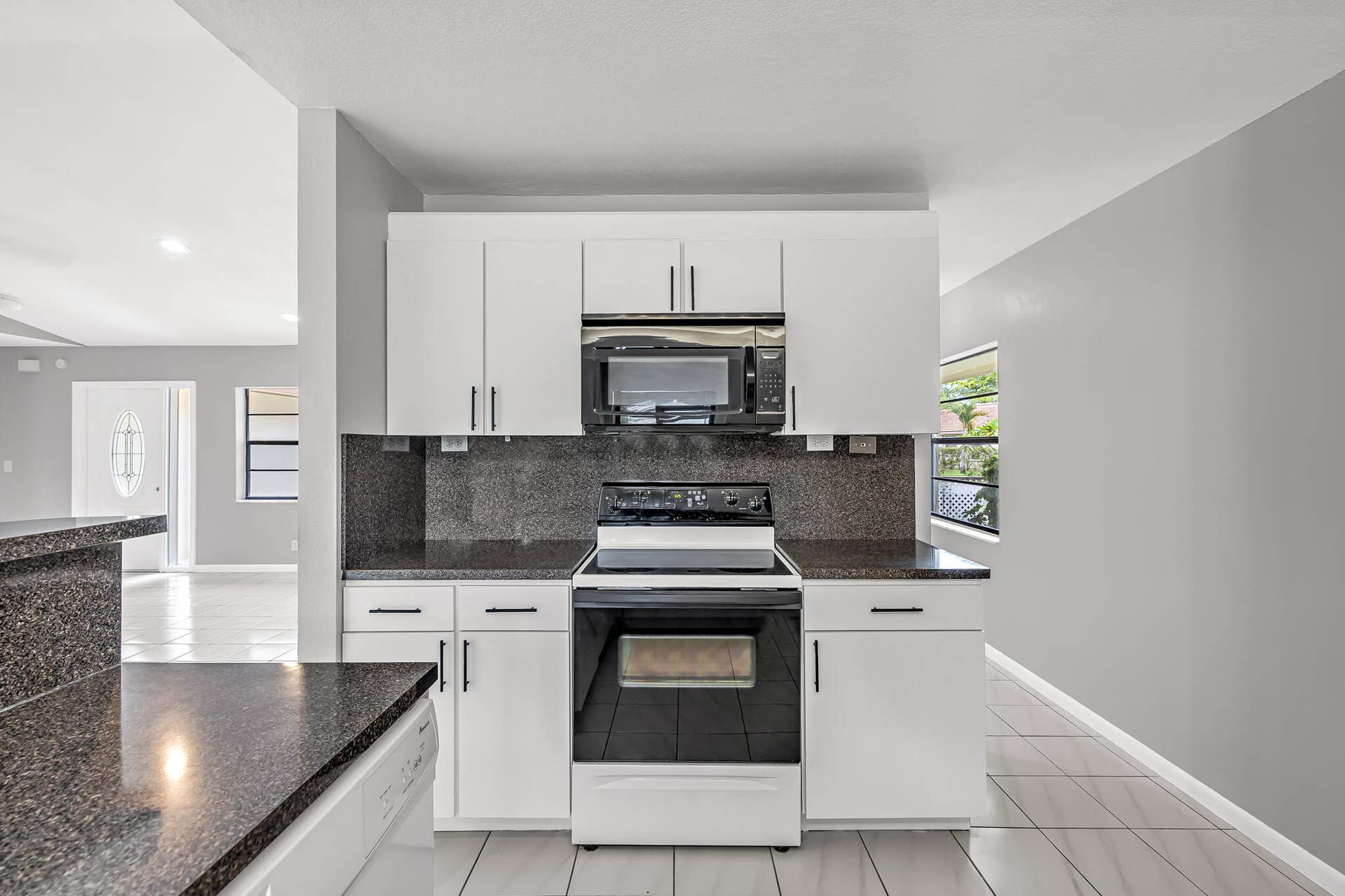 KITCHEN WITH SPACIOUS ROOM FOR COOKING
