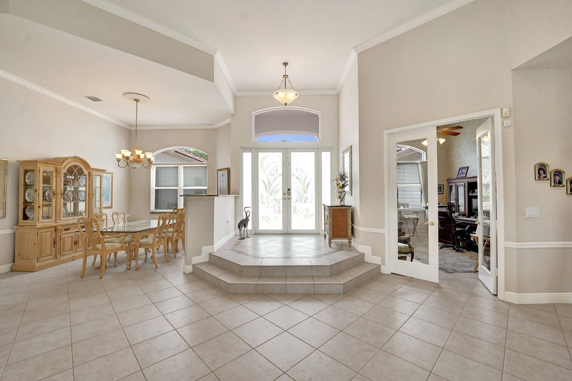 13027 SW 41st Street, Davie, FL 33330 Entry/Foyer
