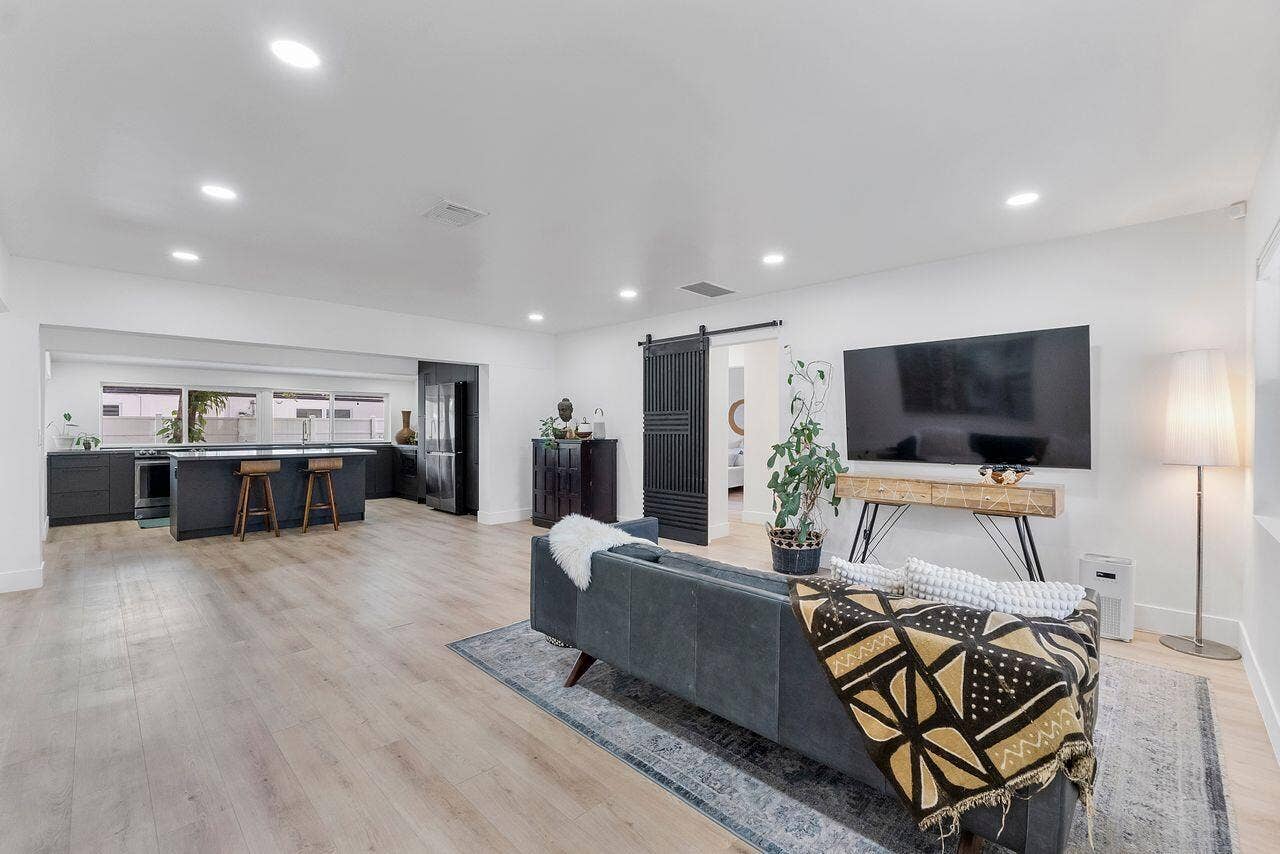 701 SE 5th Court, Pompano Beach, FL 33060 701 living room