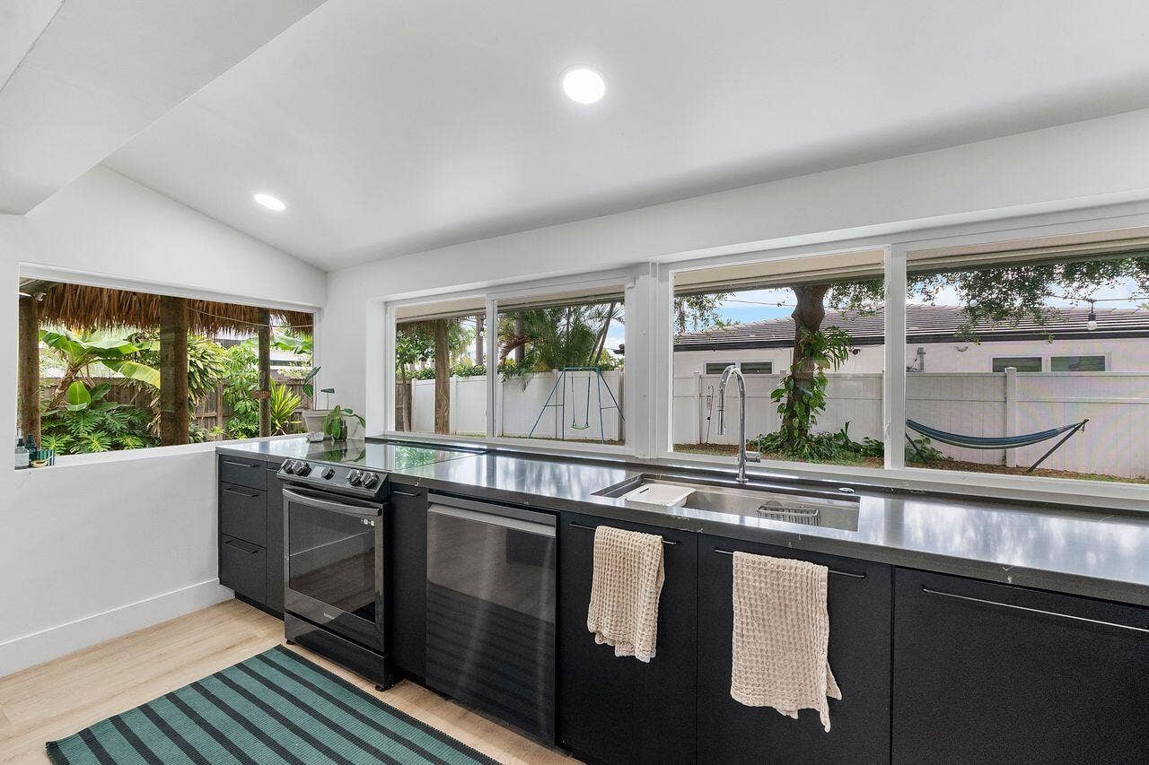 701 SE 5th Court, Pompano Beach, FL 33060 701 kitchen #4