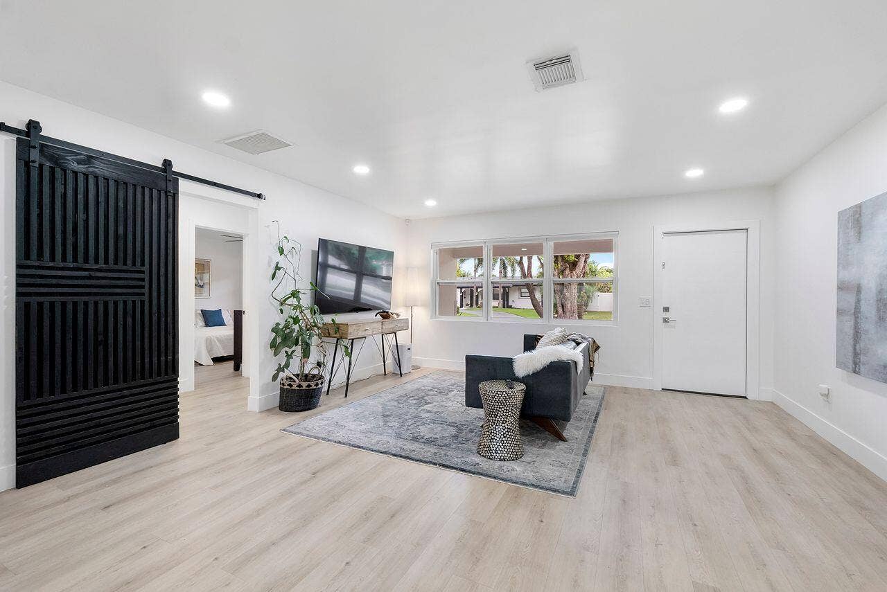 701 SE 5th Court, Pompano Beach, FL 33060 701 living room #1