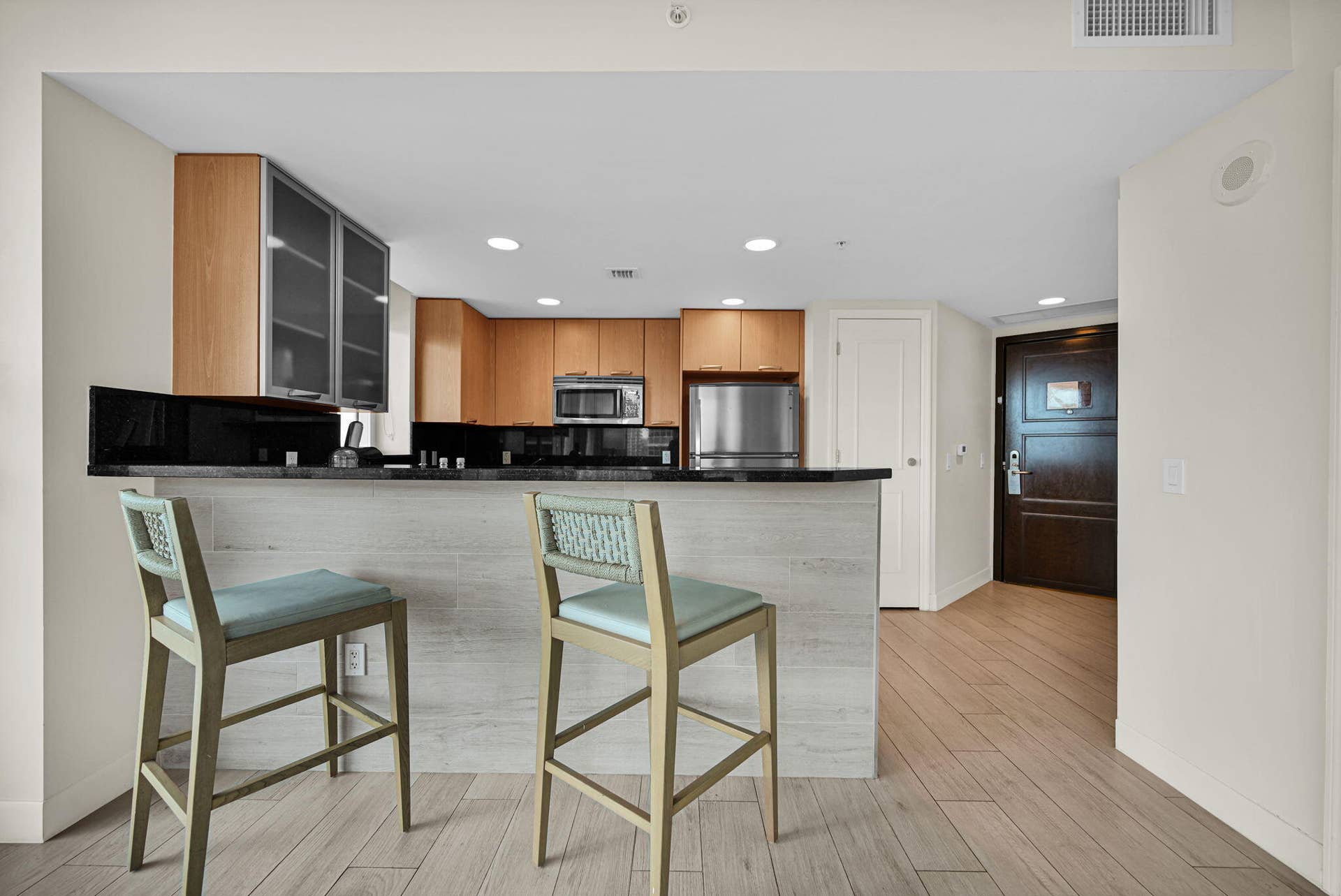 Open Kitchen w/ snack bar