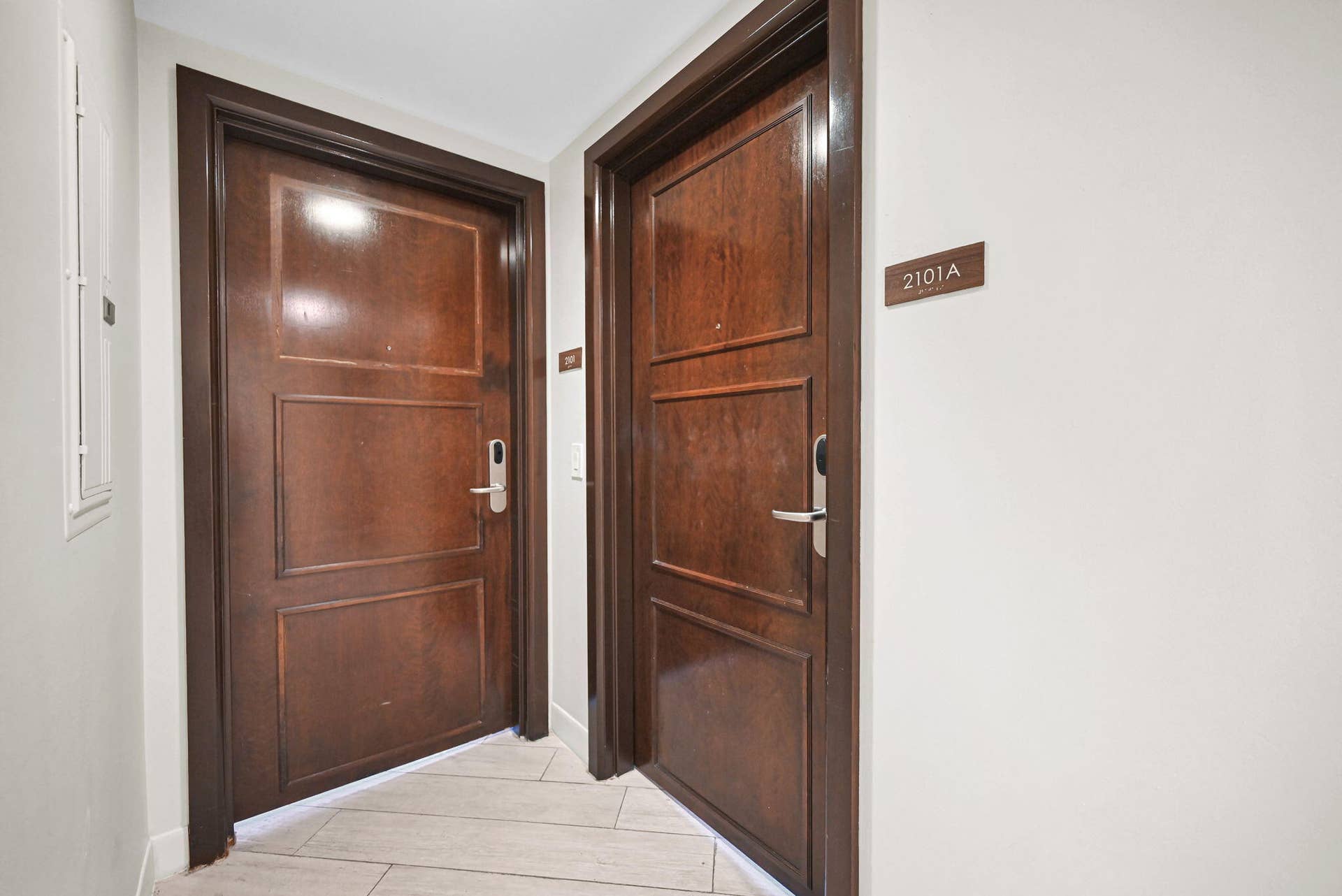 Private corner Entry