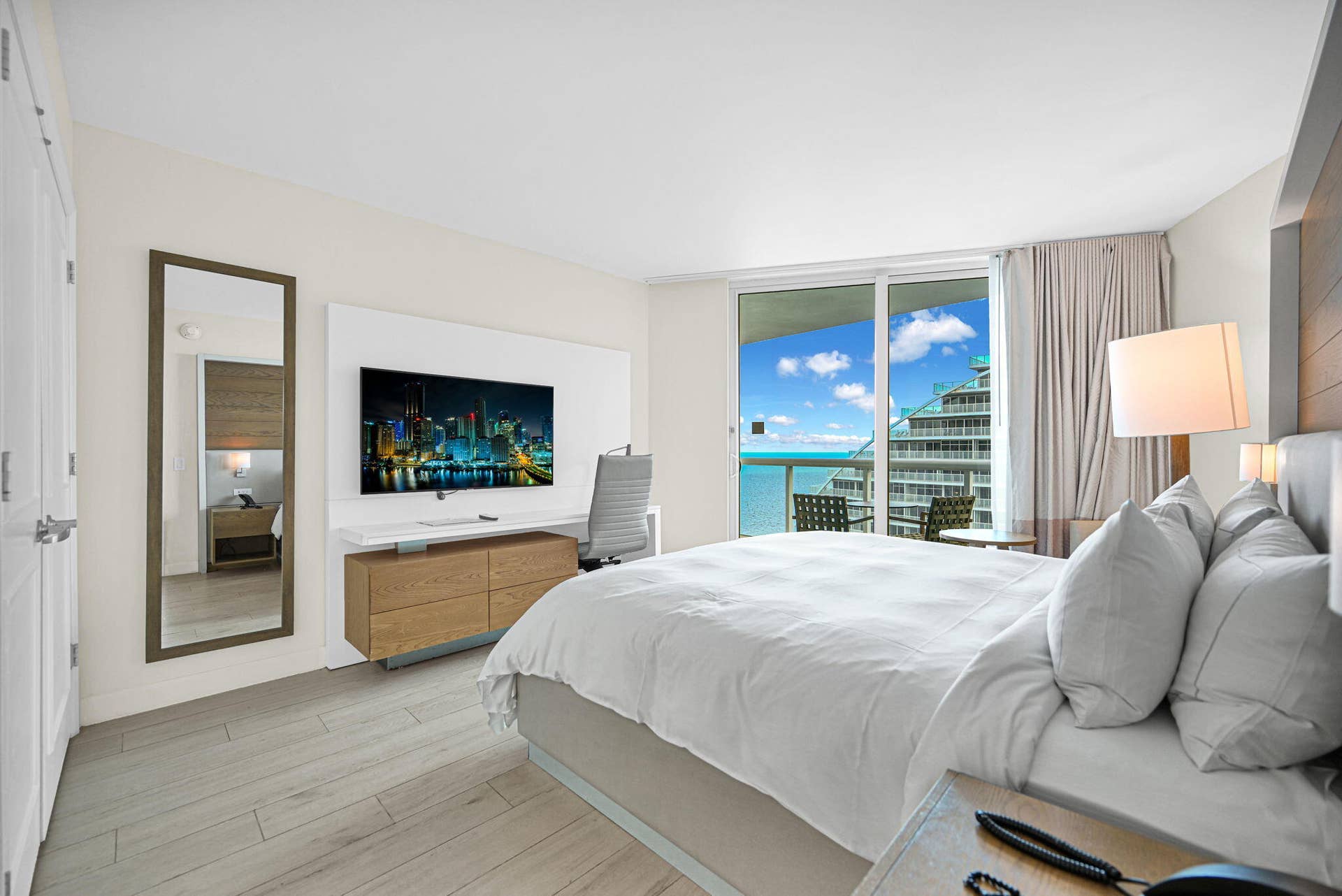 Main Bedroom w/ King Bed