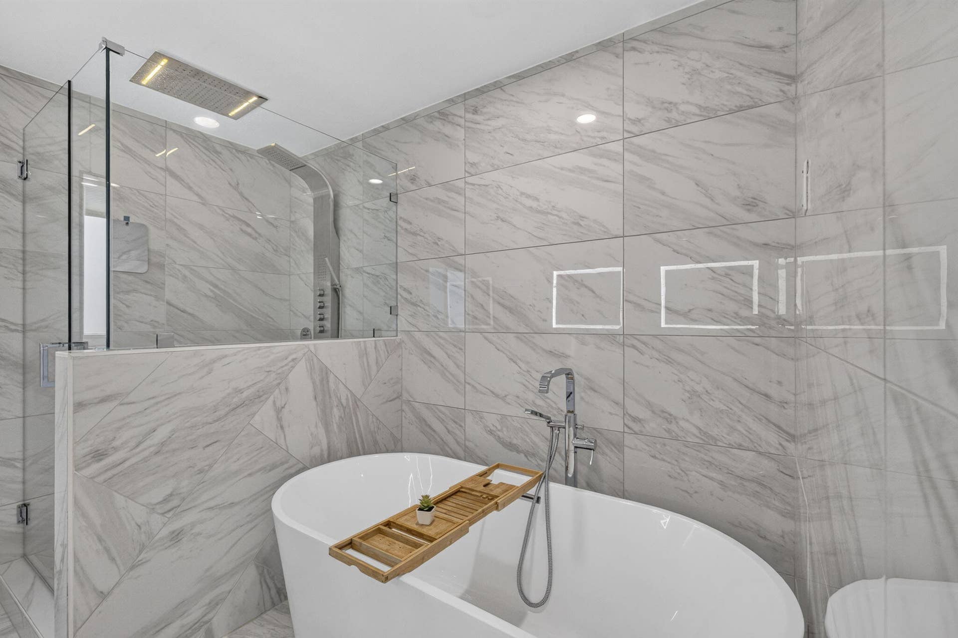 2917 NE 35th Court, Lighthouse Point, FL 33064 Separate spa tub