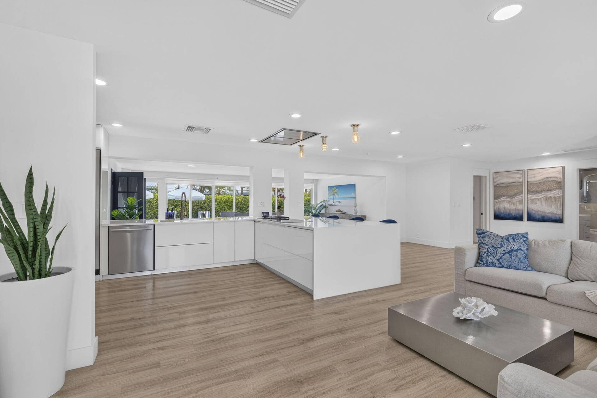 2917 NE 35th Court, Lighthouse Point, FL 33064 Light and Bright