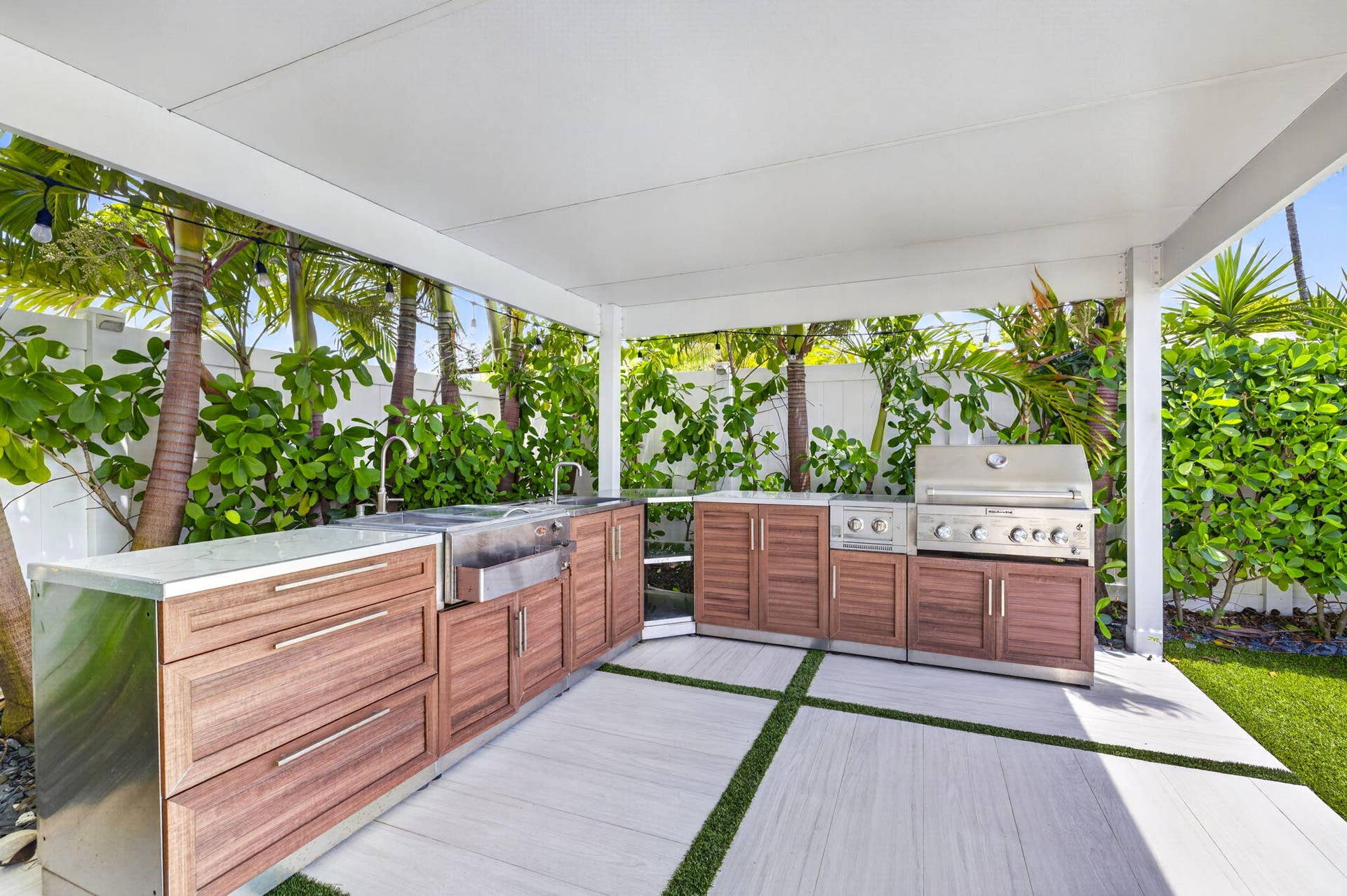 2917 NE 35th Court, Lighthouse Point, FL 33064 Built in Grill