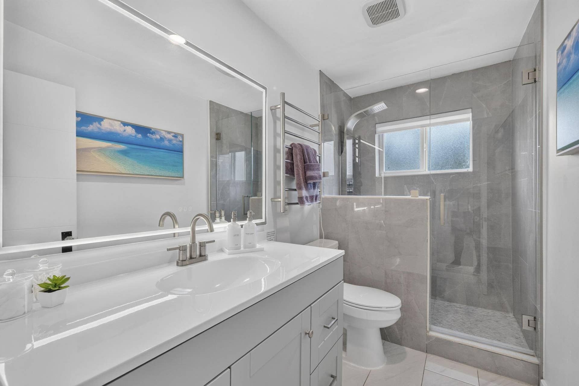 2917 NE 35th Court, Lighthouse Point, FL 33064 Guest Bathroom