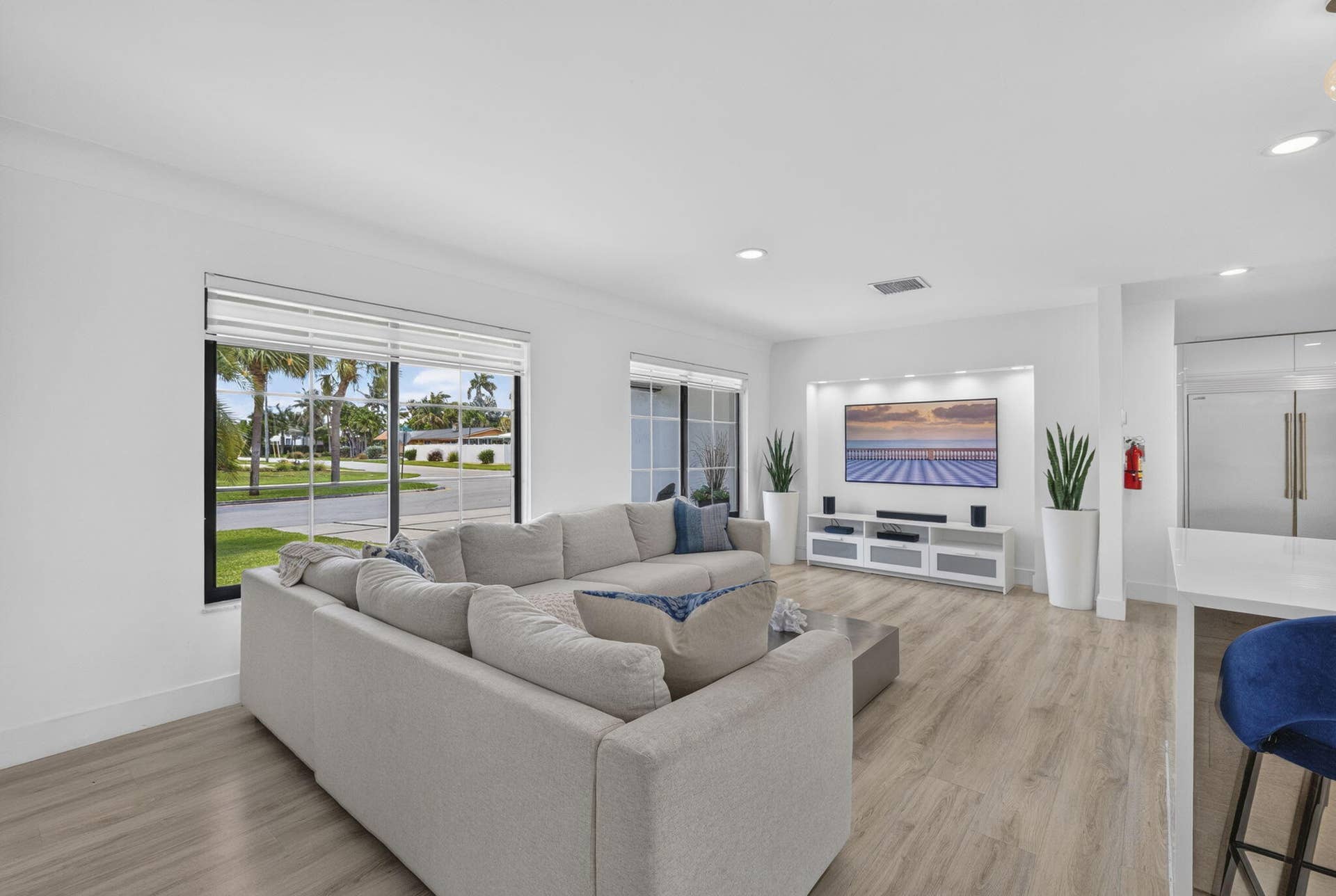 2917 NE 35th Court, Lighthouse Point, FL 33064 Living Room