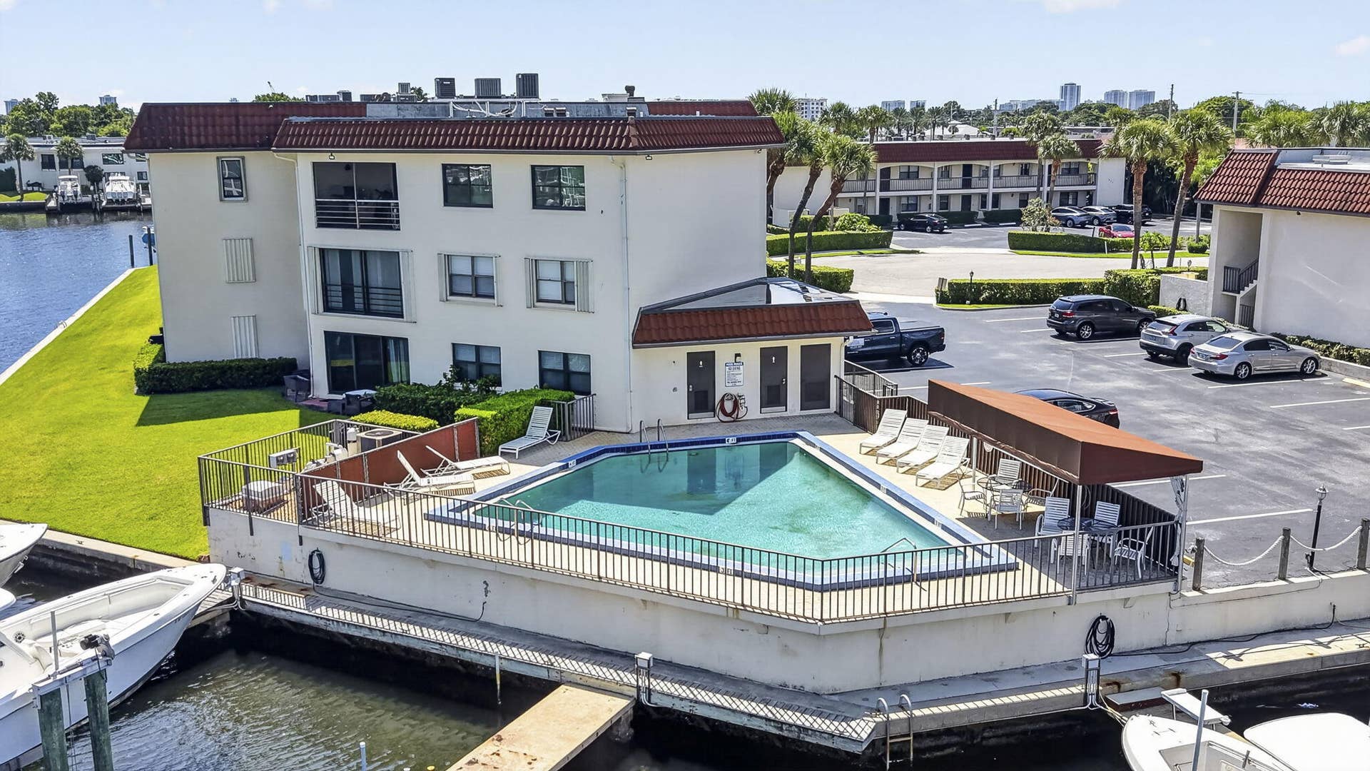 313 Lake Circle, #316, North Palm Beach, FL 33408 Community Pool