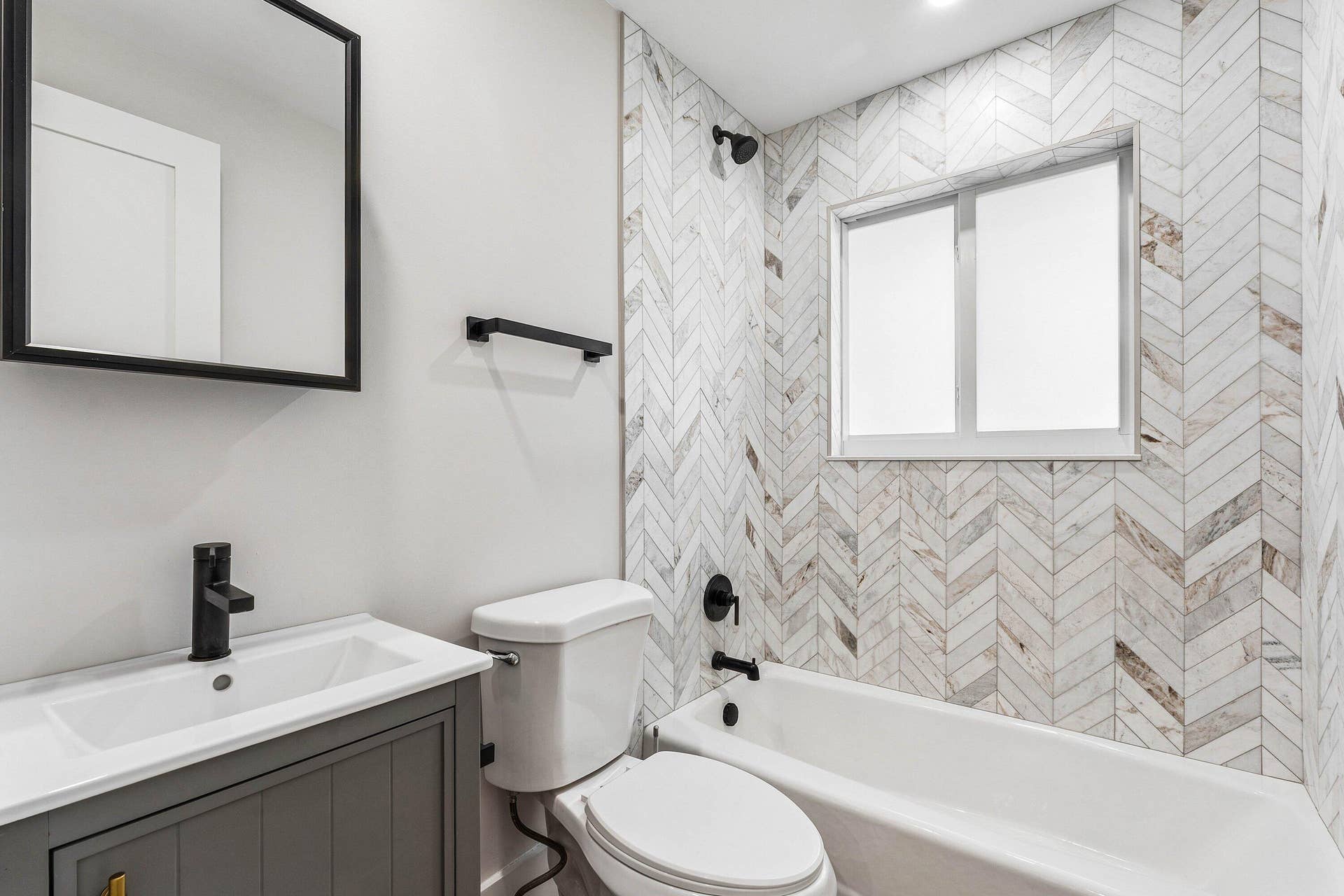 945 Westwind Drive, North Palm Beach, FL 33408 Guest Bath