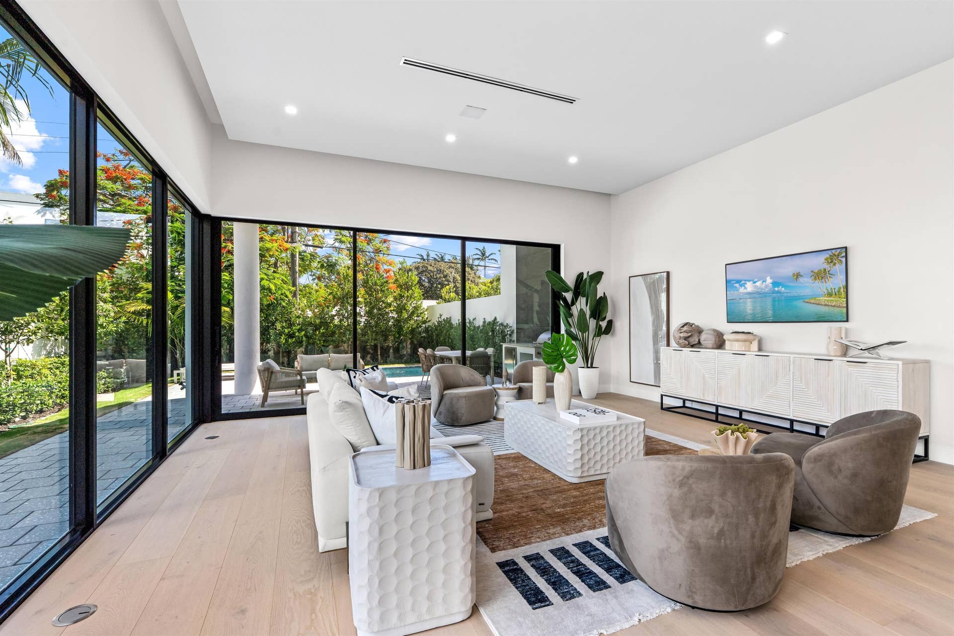 LIVING_ROOM_ANGLE_RIGHT_RT