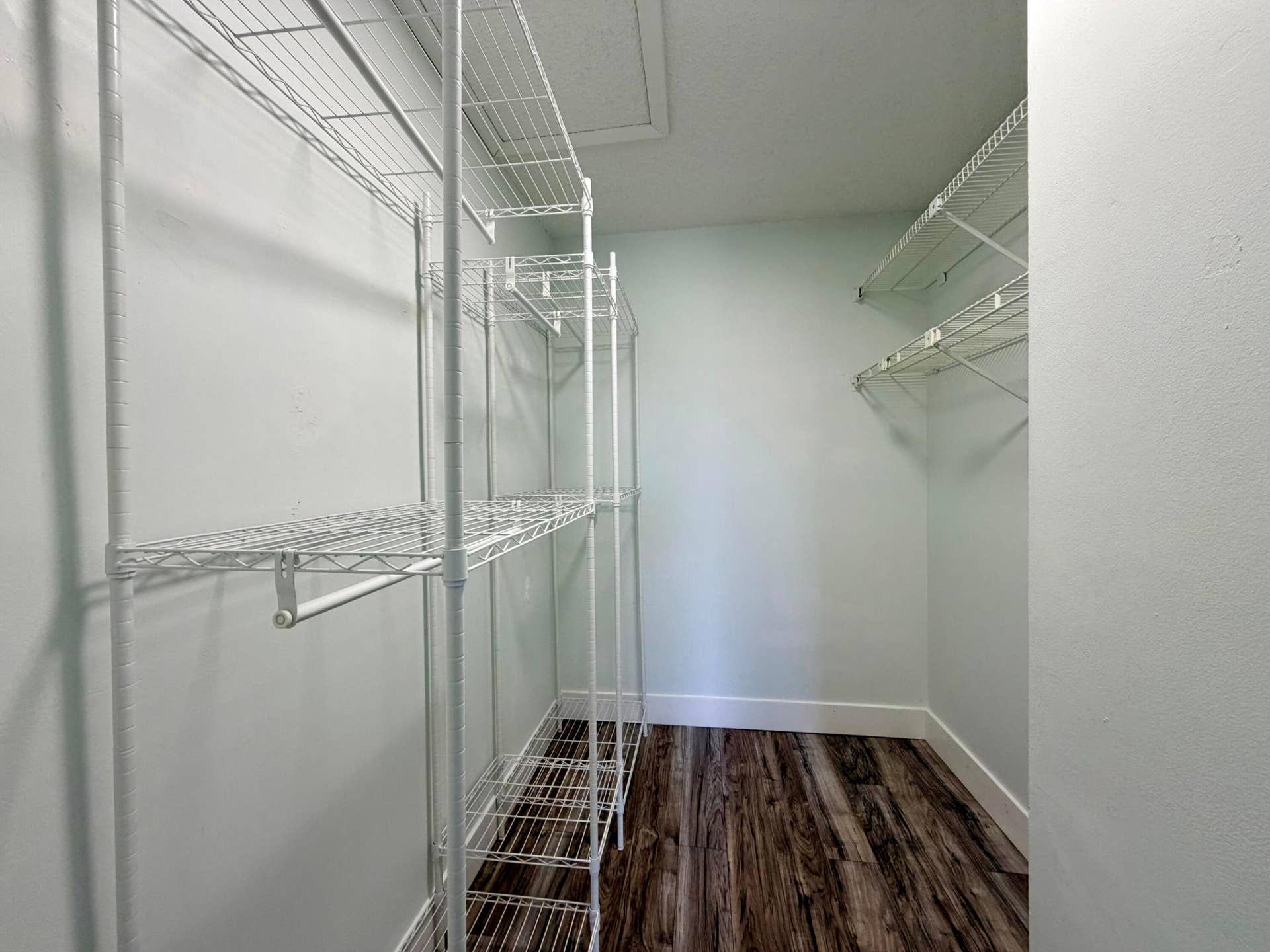 WALKING CLOSET
