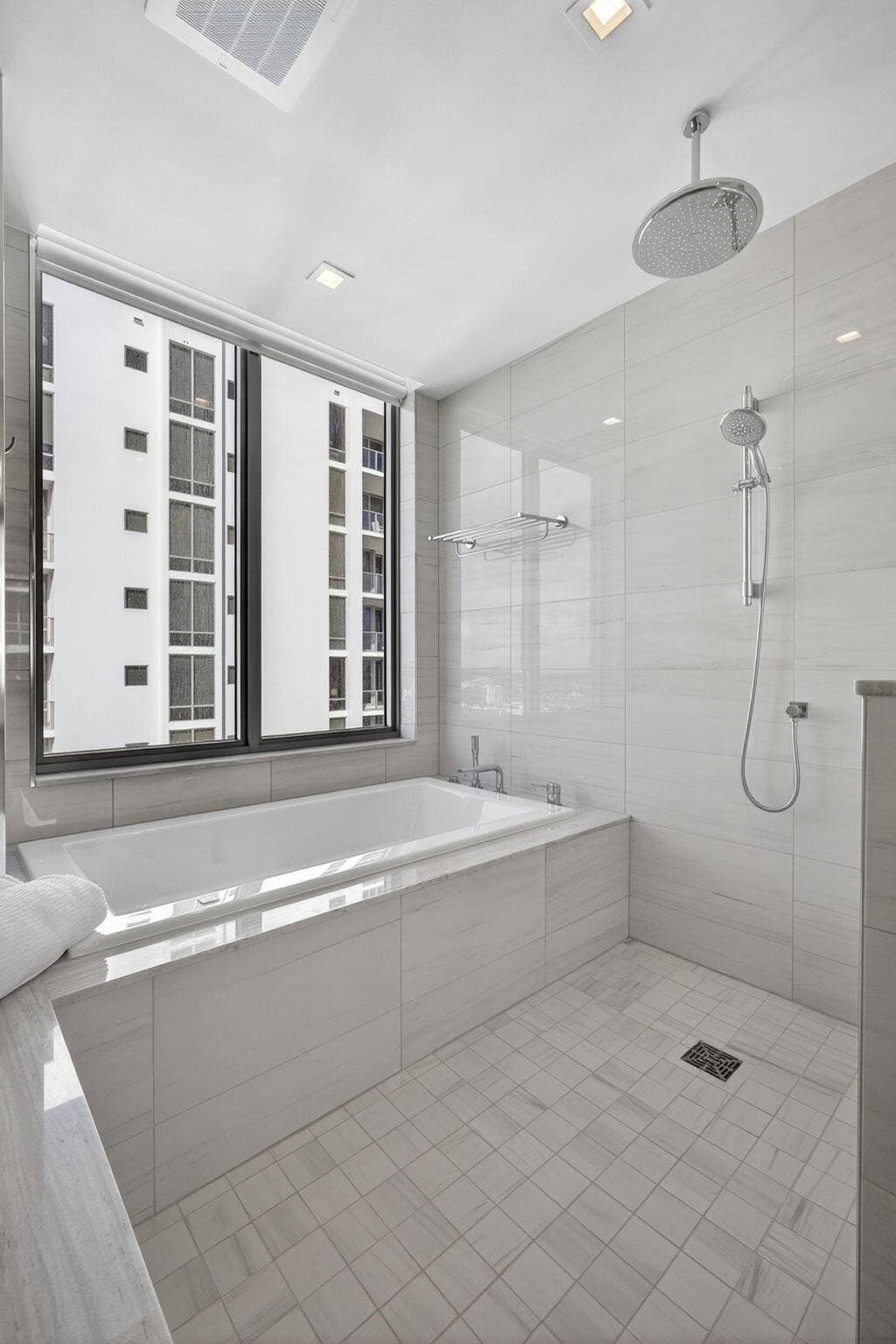 3 Water Club Way, #1801, North Palm Beach, FL 33408 SOAK TUB