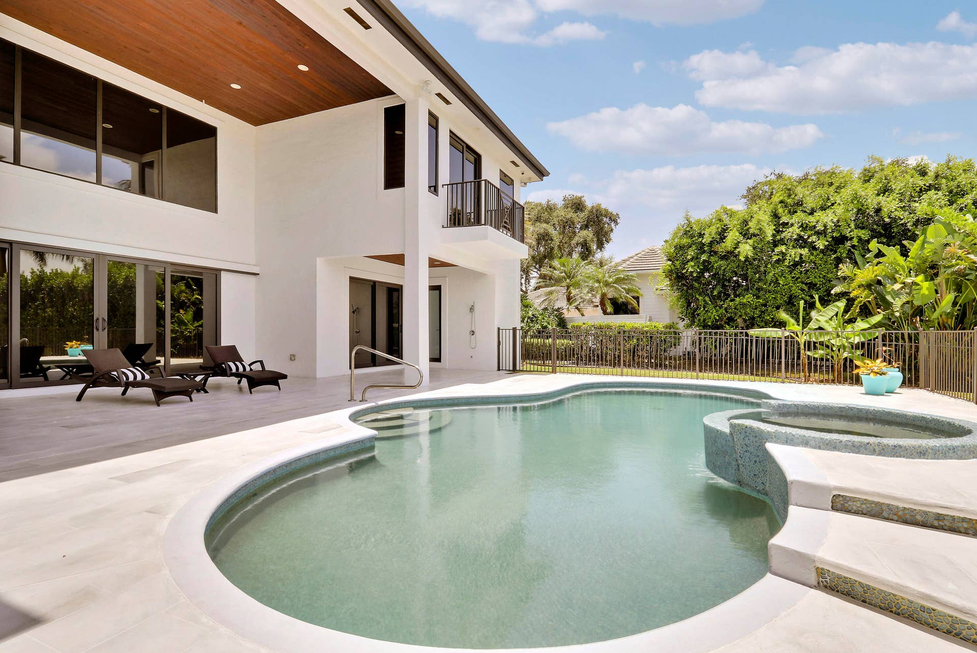 18411 SE Lakeside Drive, Jupiter, FL 33469 Pool, Spa and Lounge Area