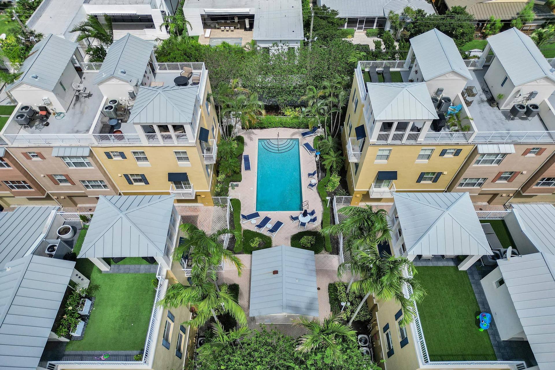 542 NE 7th Avenue, #Unit 2, Fort Lauderdale, FL 33301 Community pool, gated.