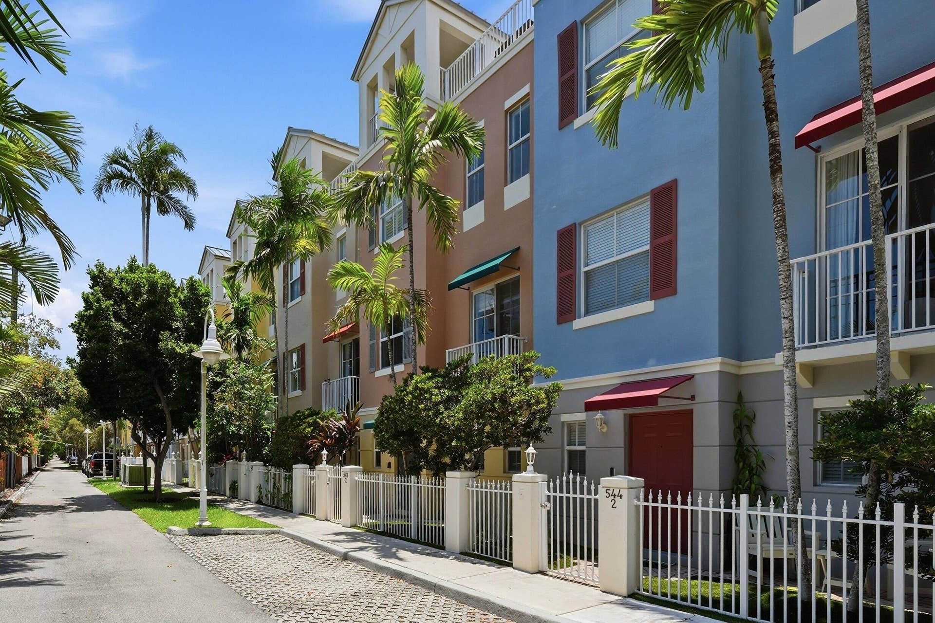 542 NE 7th Avenue, #Unit 2, Fort Lauderdale, FL 33301 tall front of house cropped 05_042_dsc_9
