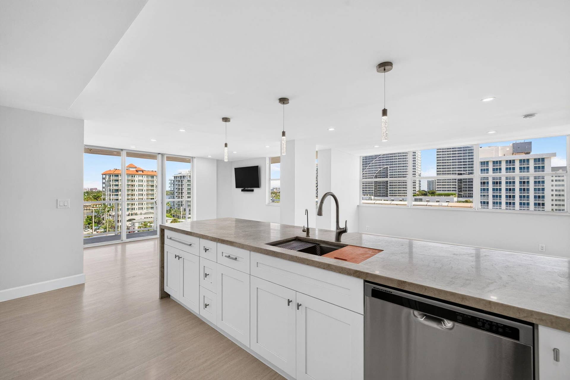 Corner unit with wraparound views