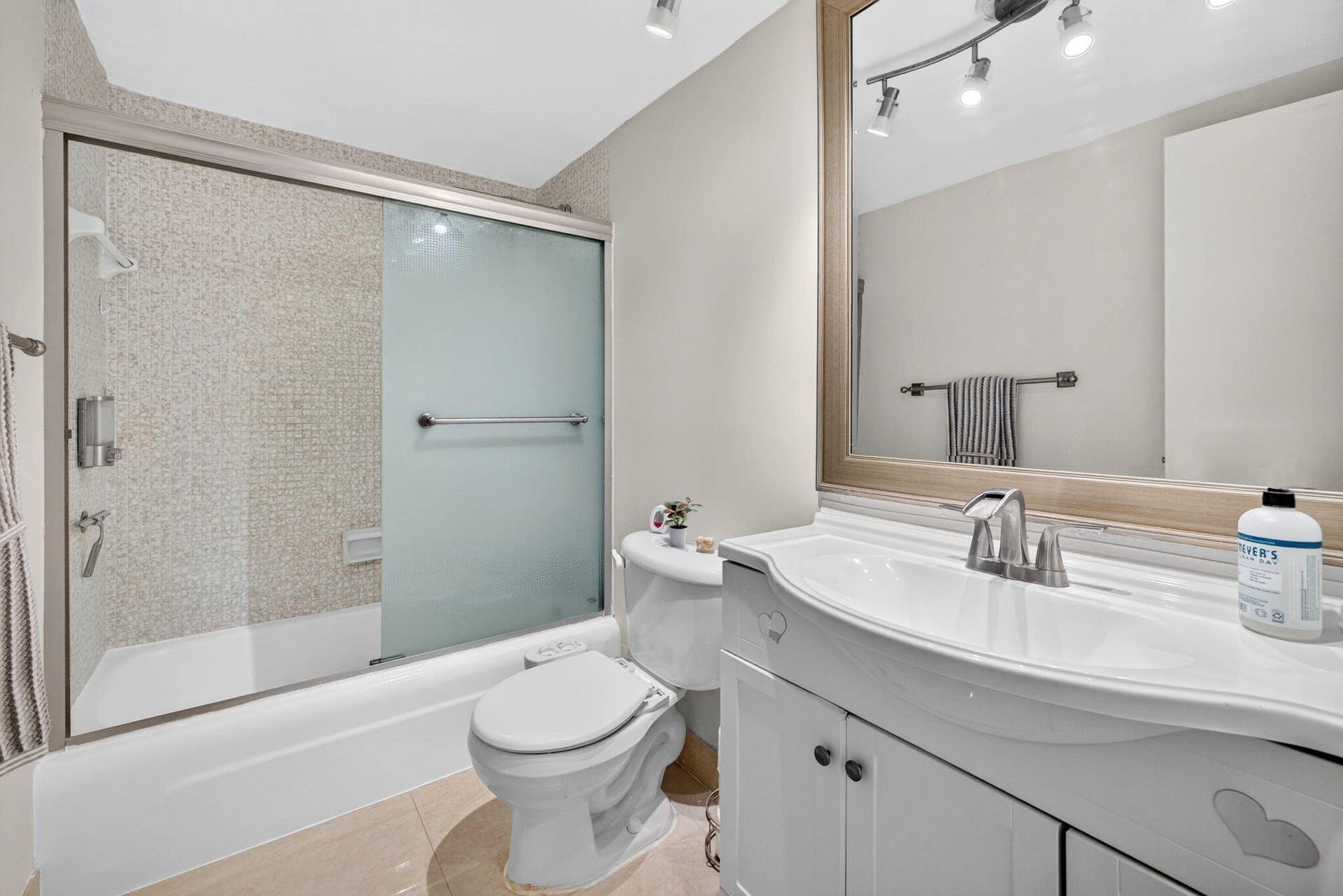 Bathroom tub resurfaced