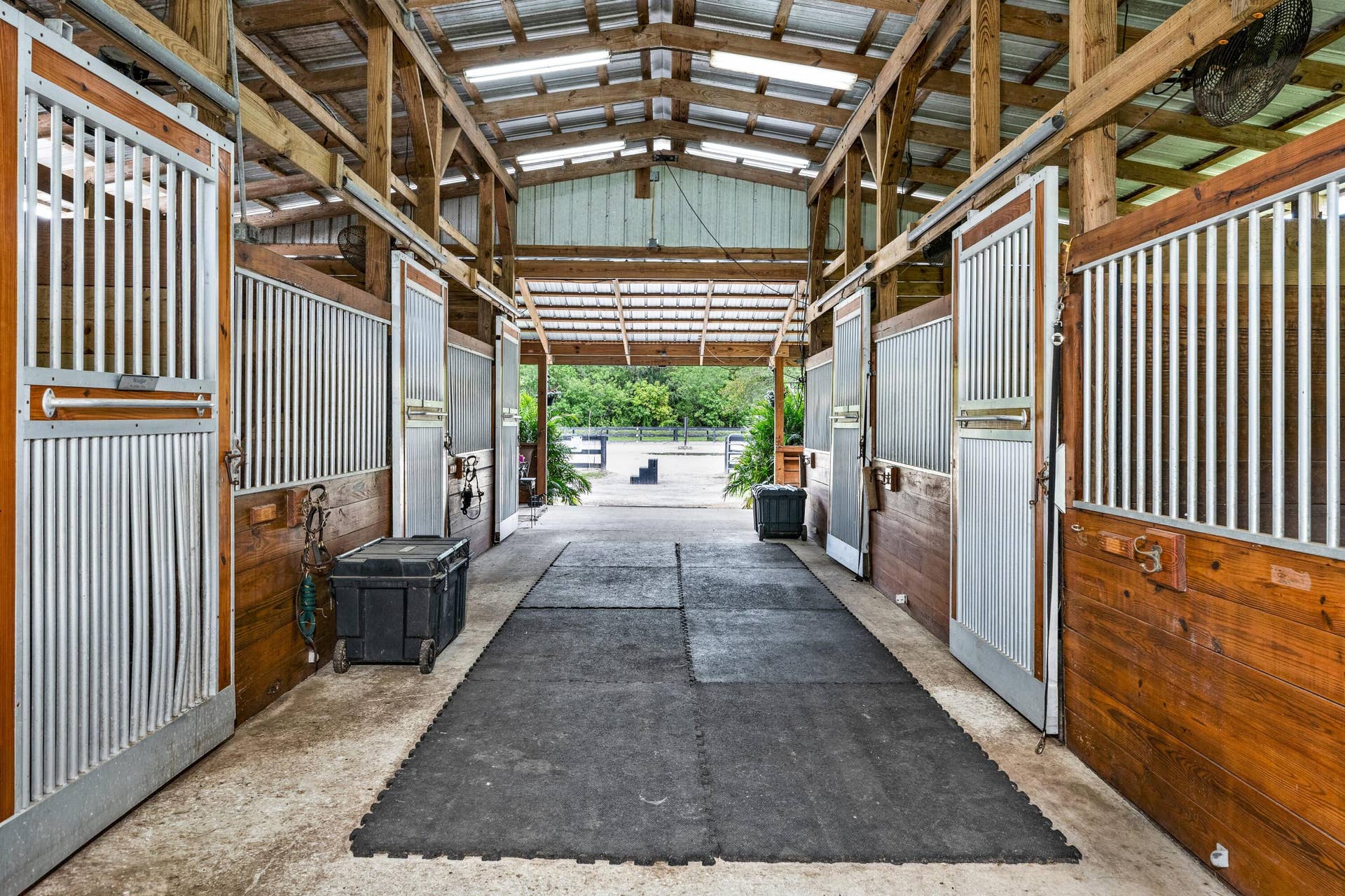 Center Aisle 7 Stall Barn