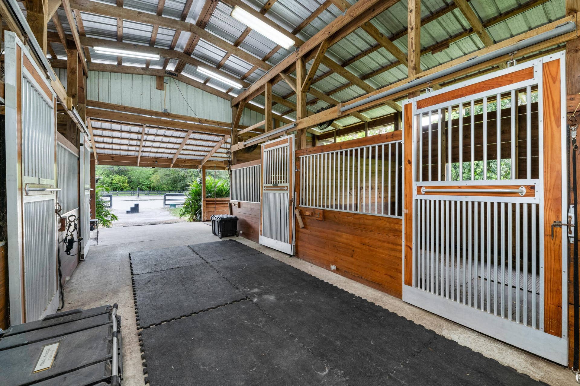 Center Aisle 7 Stall Barn
