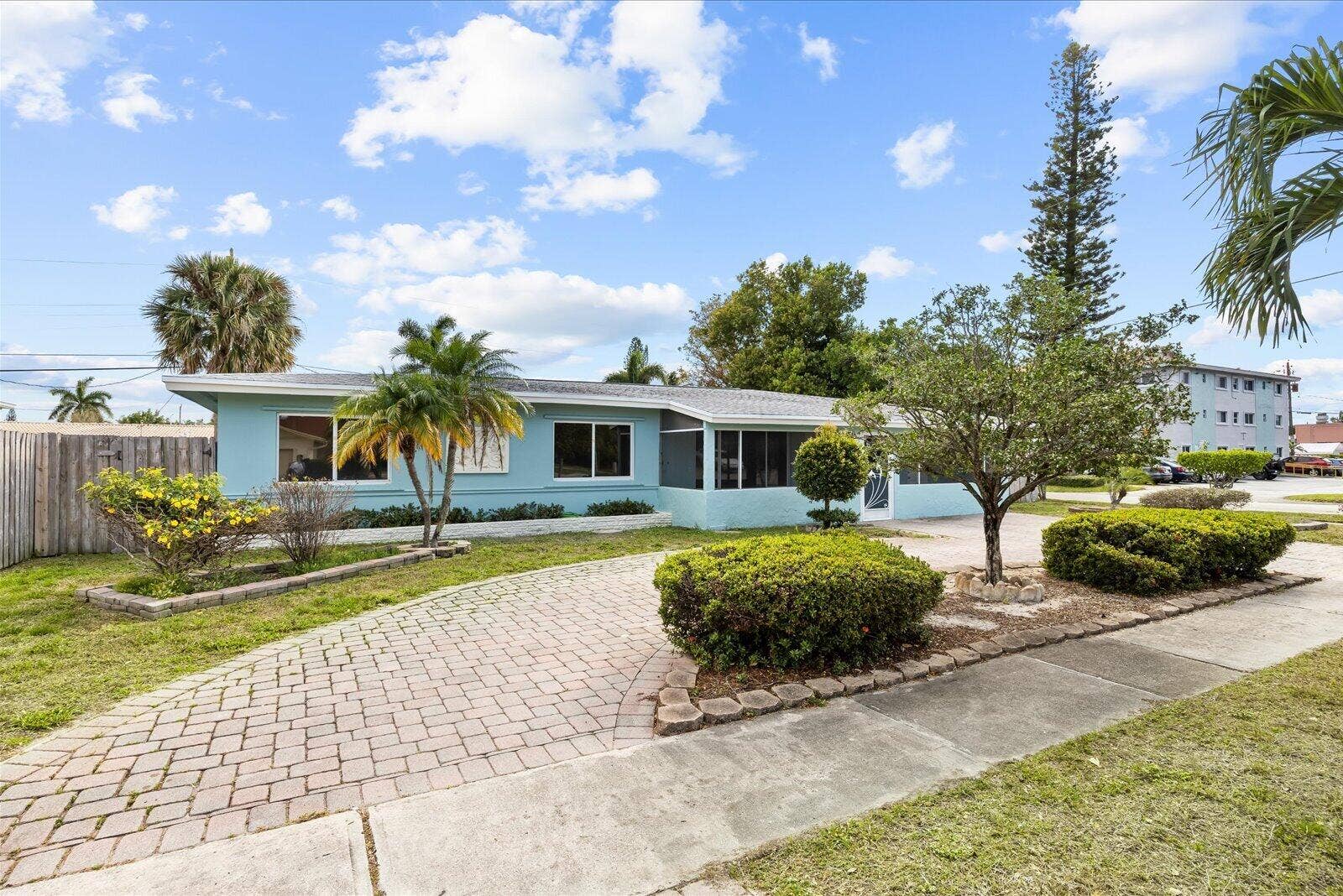800 SE 13th Court, Deerfield Beach, FL 33441 02-800 in-33