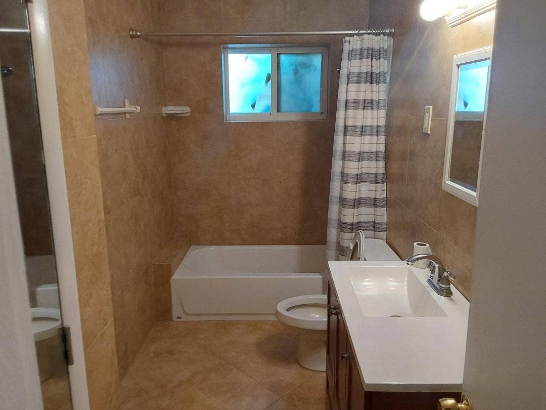 98 Seminole Lane, Boca Raton, FL 33487 Second bathroom