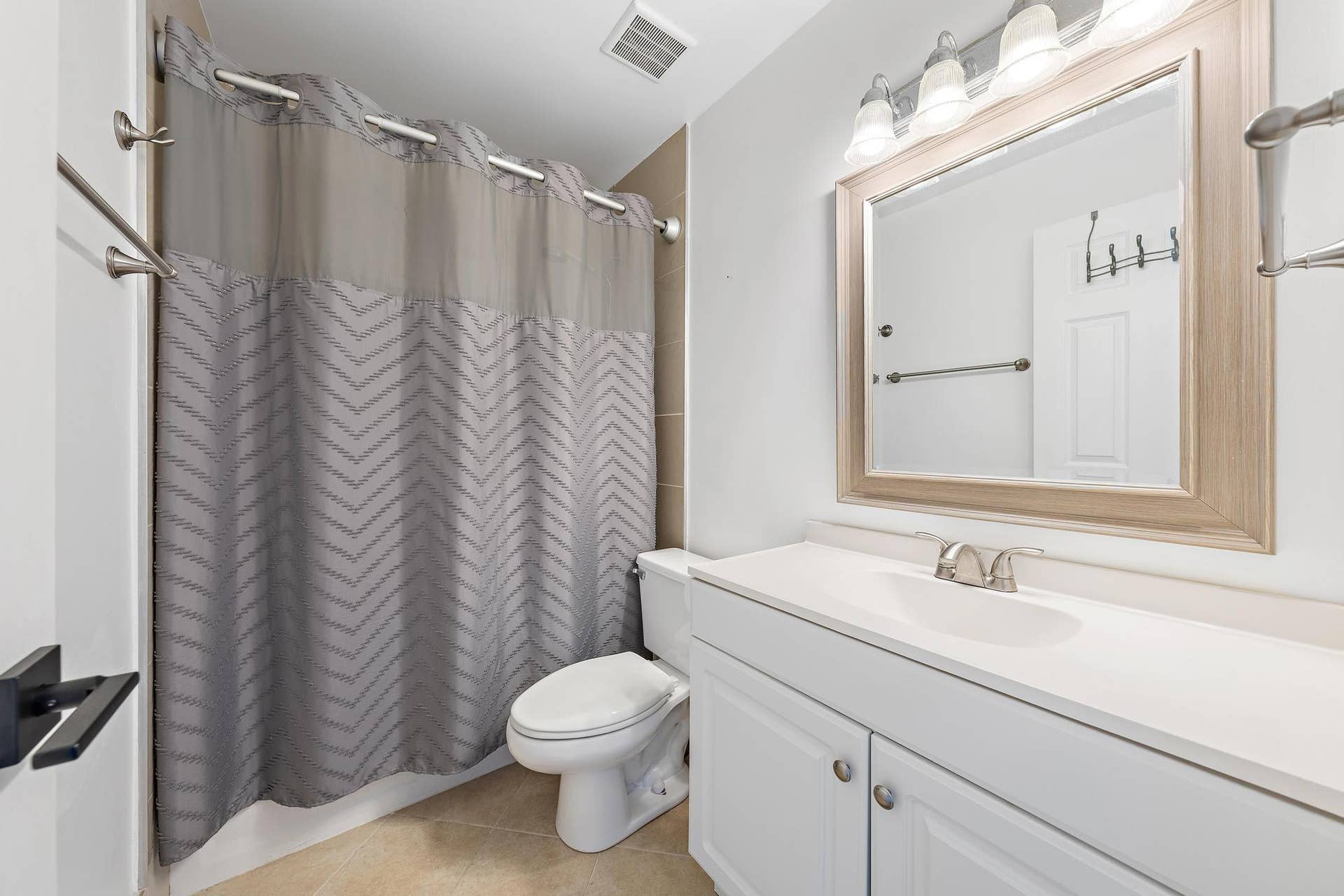 6158 Riverwalk Lane, #6, Jupiter, FL 33458 Guest Bath