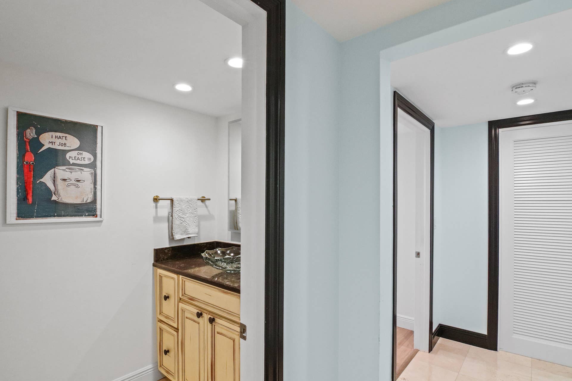 100 Lakeshore Drive, #458, North Palm Beach, FL 33408 1/2 bath for guests from hallway leading to both guest bedrooms
